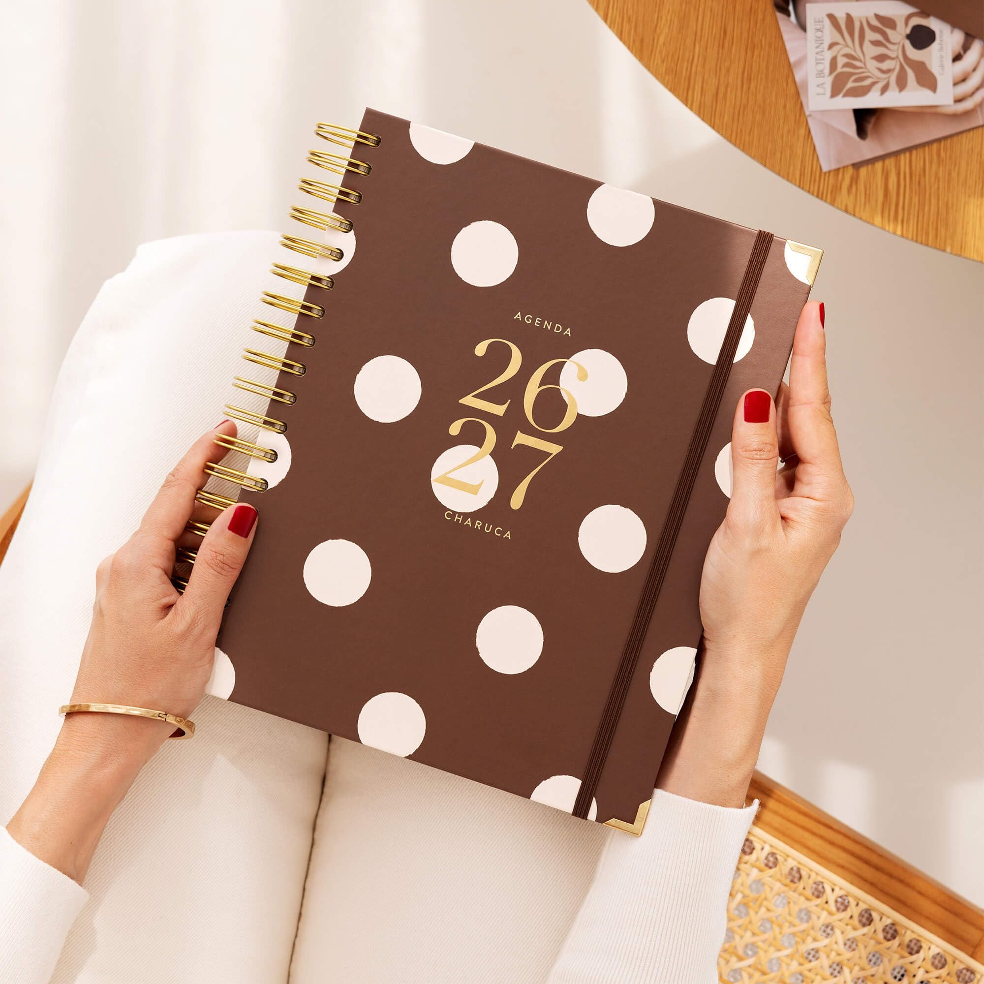 Agenda Charuca 26-27 Académica VISTA SEMANAL - Tapa Dura con Detalles Dorados, Tamaño GRANDE - Incluye BOLSA de Tela PROTECTORA y Marcapáginas - Hecho en España (CHOCOLATE LOVE)