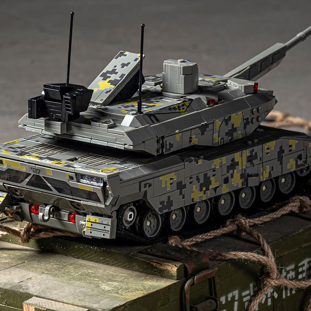 Amazon.com: Lemess Military Panther KF51 Leopard Tank Building Kit