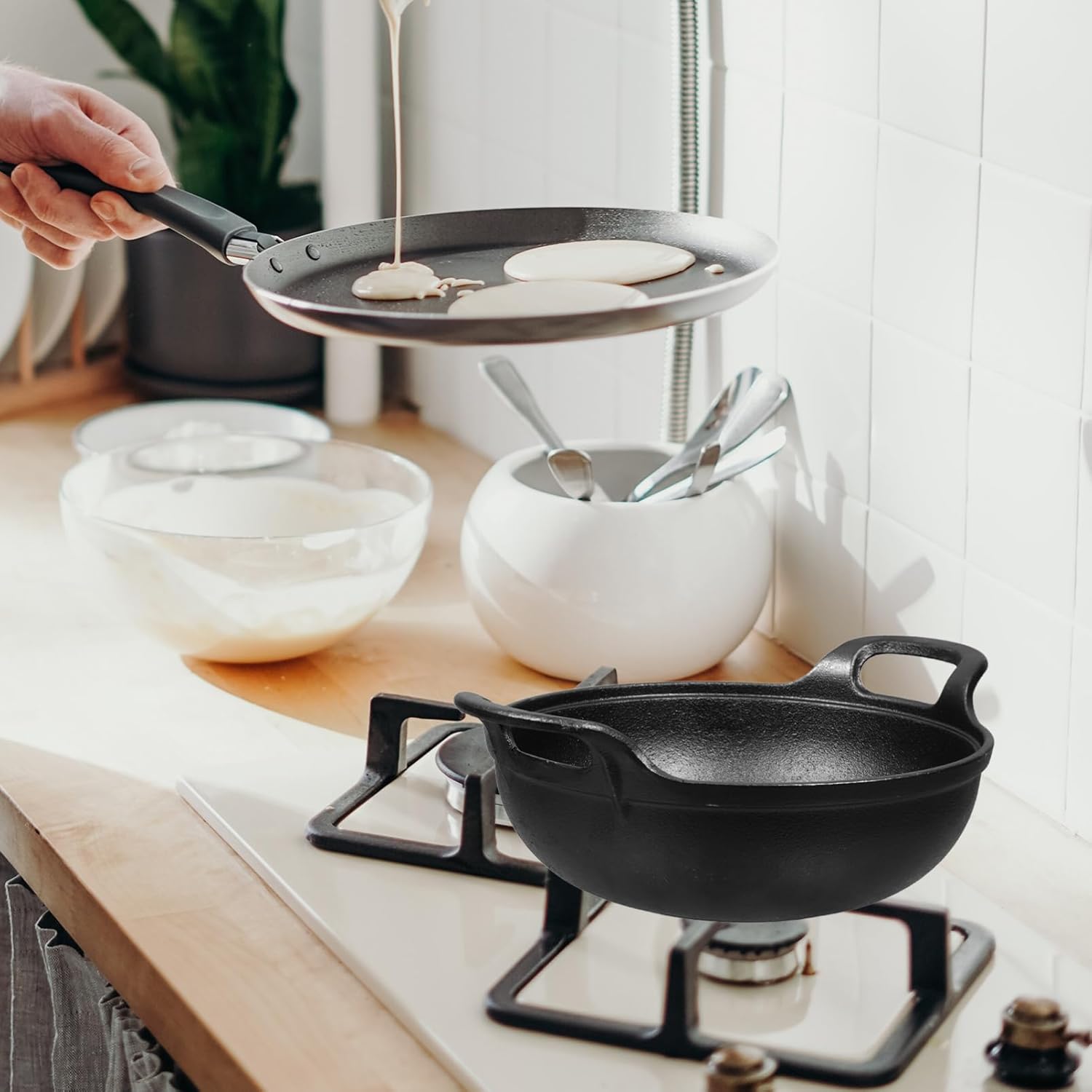 Unomor Cast Iron Saucepan Stew Pot Non-stick Cooking Skillet with Ergonomic Handles Diameter for Picnics and Home Cooking