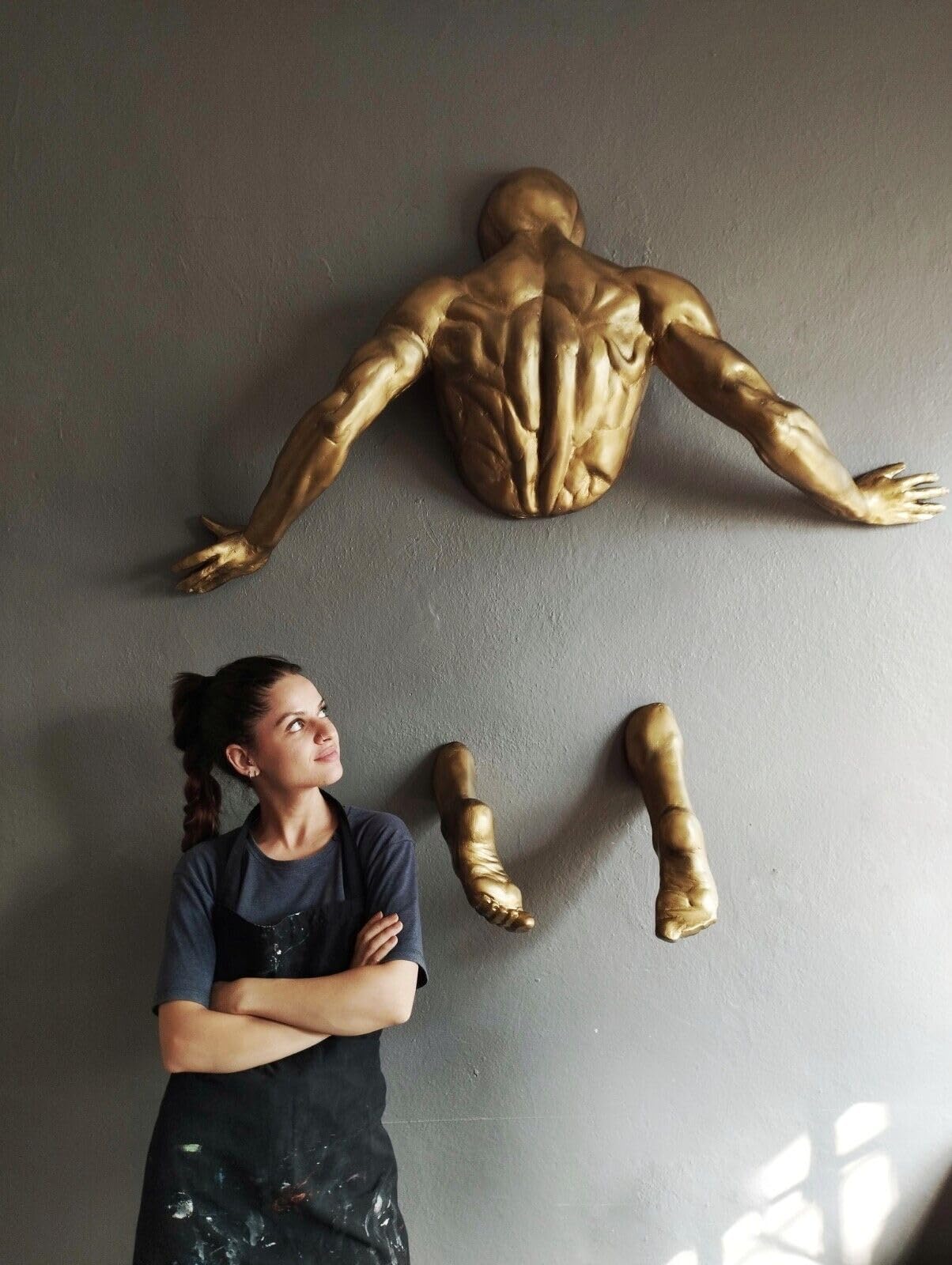 Escultura de pared XXLarge de hombre escalador para decoración moderna y lujosa del hogar (dorado)