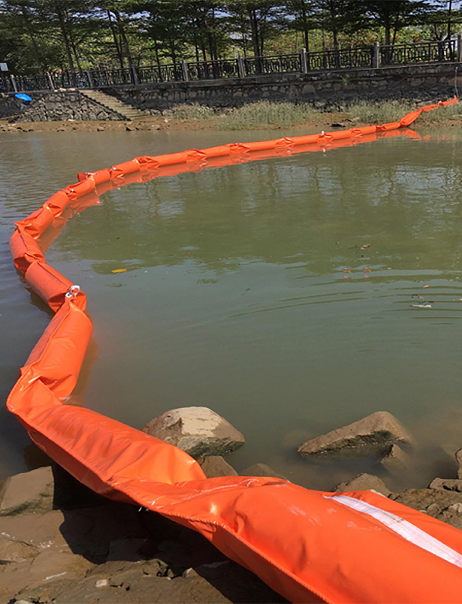Boom flotante de contención de aceite de PVC, barrera de emergencia resistente y reutilizable para el control de la contaminación del agua en ríos y lagos