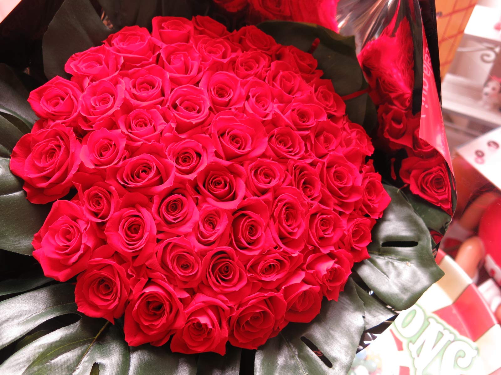 50本多彩バラブーケ　リボン薔薇 枯れない薔薇 プレゼント お祝い　好きな人へ Amazon｜プロポーズ 花束 バラ 彼女 恋人 50本入り プリザーブド