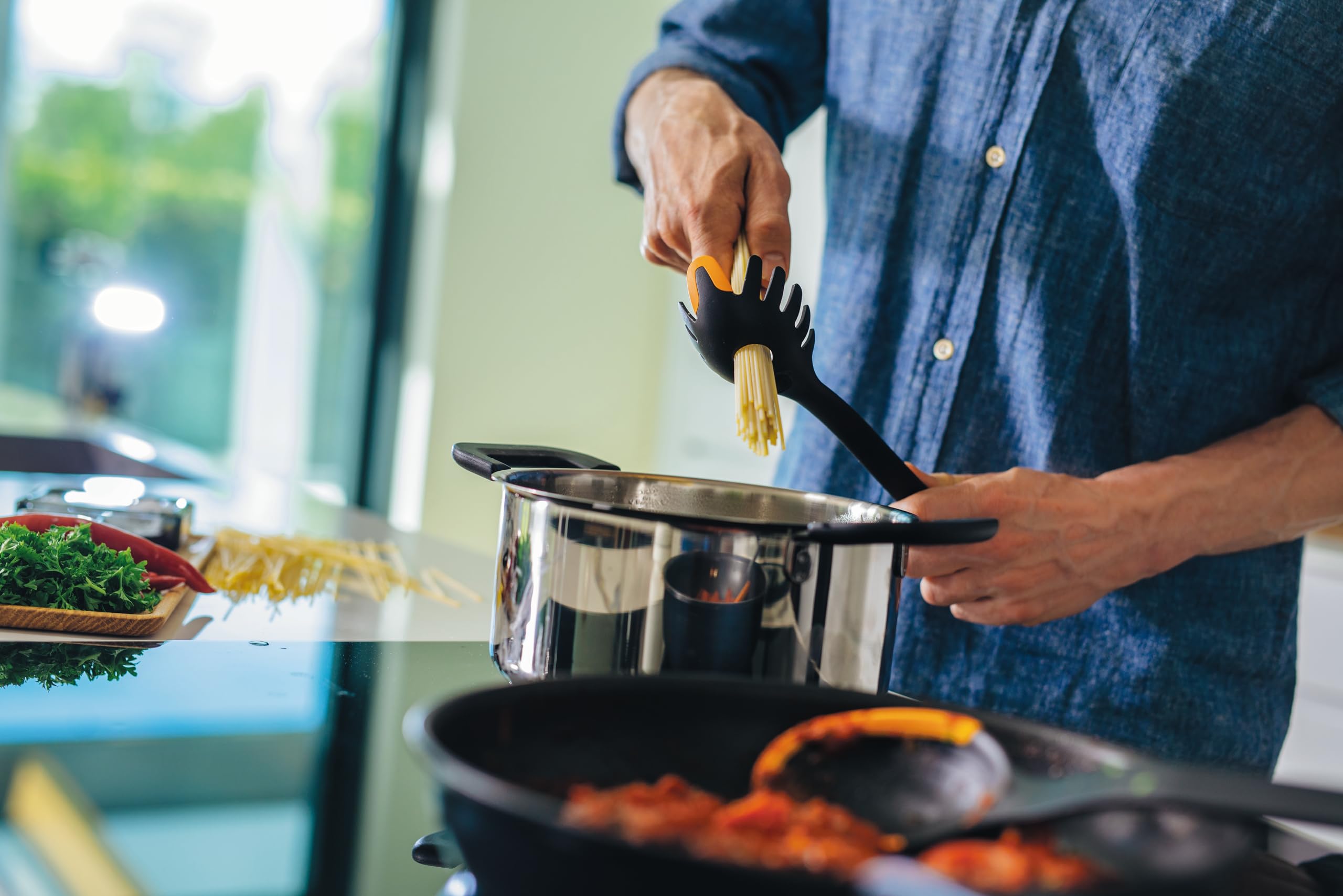 Fiskars 1027301 Cuchara para Pasta, 29 cm, Plástico/Silicona, Functional Form, Negro/Naranja