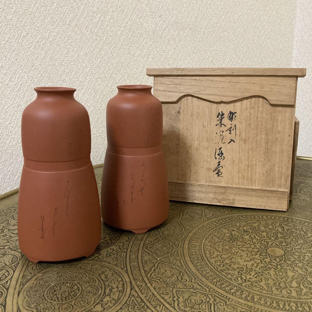Tokoname Ware Tsuzuki Pottery Genzo Vermilion Sake Pot Engraved Fujita Akika Waka Japanese Poem Sculpture Tokuri Sake Bottle *Wooden Box is not Included if Shipped Overseas*