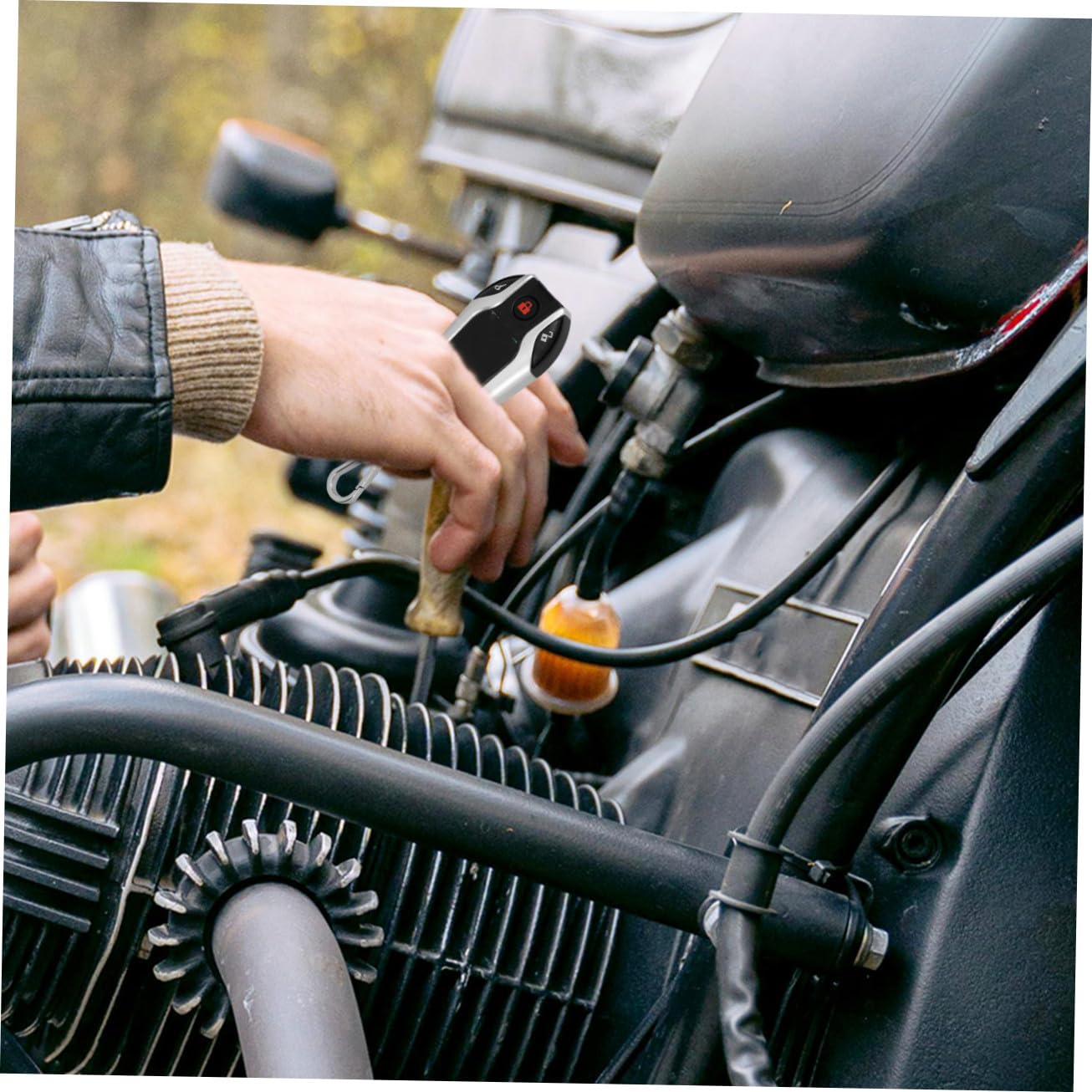 Kit di Allarme Antifurto per Motociclette con Blocco Motore Automatico, Telecomando Incluso, Plastica Resistente e Funzione di Sicurezza Avanzata per Moto