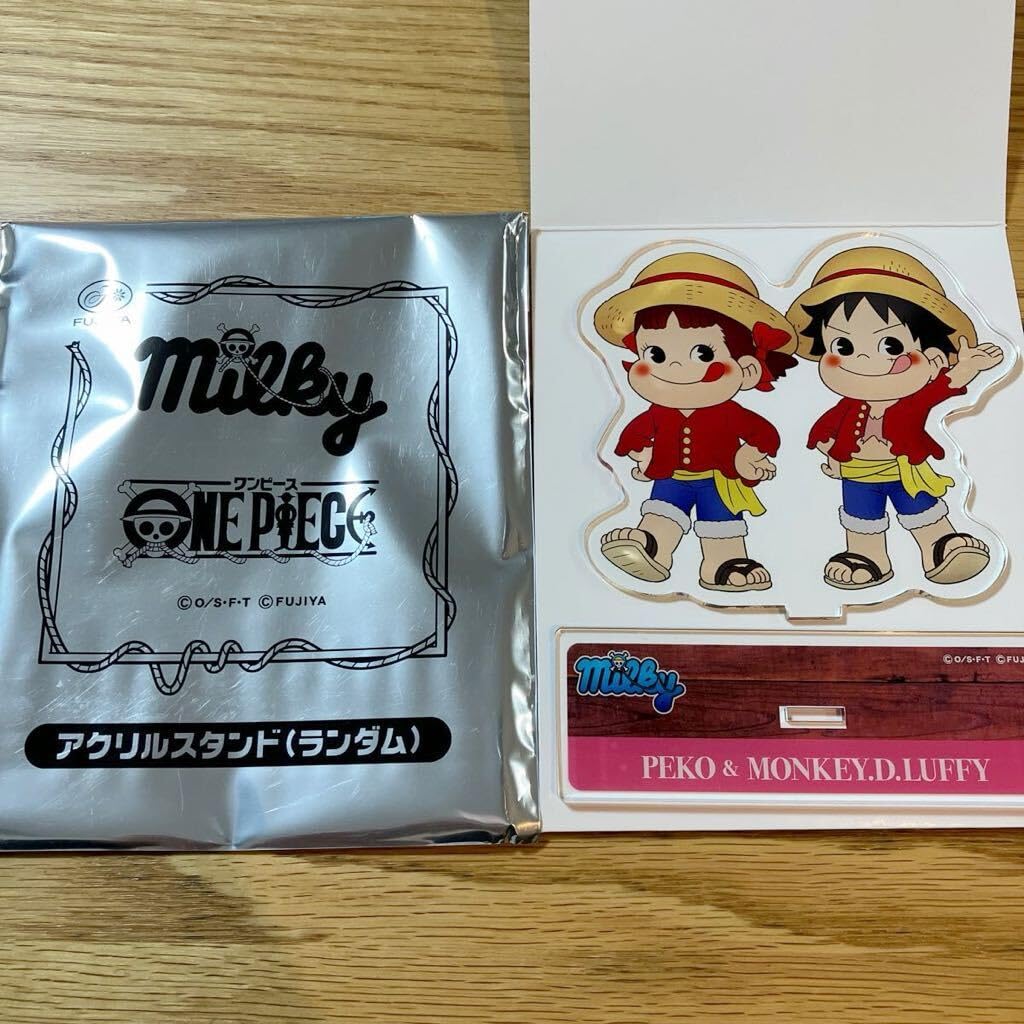Amazon.co.jp: レア milky×ワンピース アクリルスタンド ペコ&ルフィ