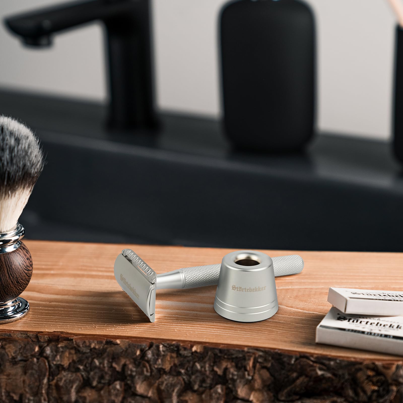Störtebekker® Premium Rasierhobel 'Oslo' im Set mit Störtebekker Premium Rasierständer 'Oslo' in Silber - Edle matte Optik, rutschfester Griff, massiver Stand - Rasierset Herren - Geschenkidee