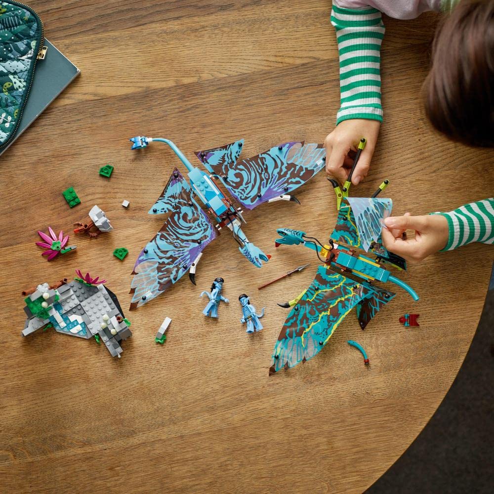 LEGO Avatar Le Premier Vol en Banshee de Jake et Neytiri - Jeu de Construction pour Enfants 2 Figurines Banshees à Collectionner - Jouet Aventure inspiré du Film - Idée Cadeau dès 9 Ans 75572