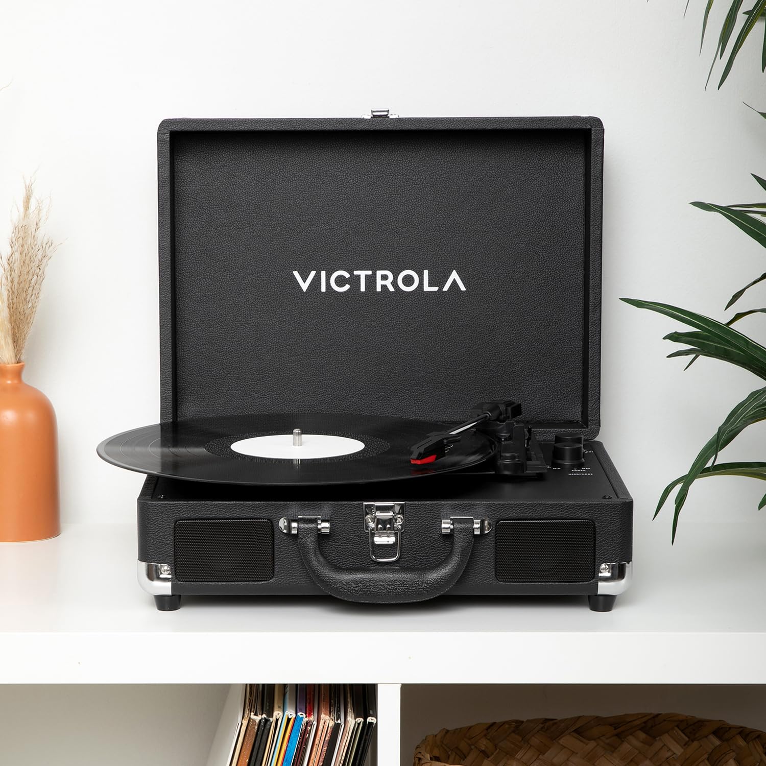 Victrola Journey II (Modello 2025) – Giradischi Bluetooth a Valigia 3 Velocità con Altoparlanti Stereo Integrati e Bassi Potenziati, Bluetooth Bidirezionale, Uscite RCA e Cuffie (Nero)