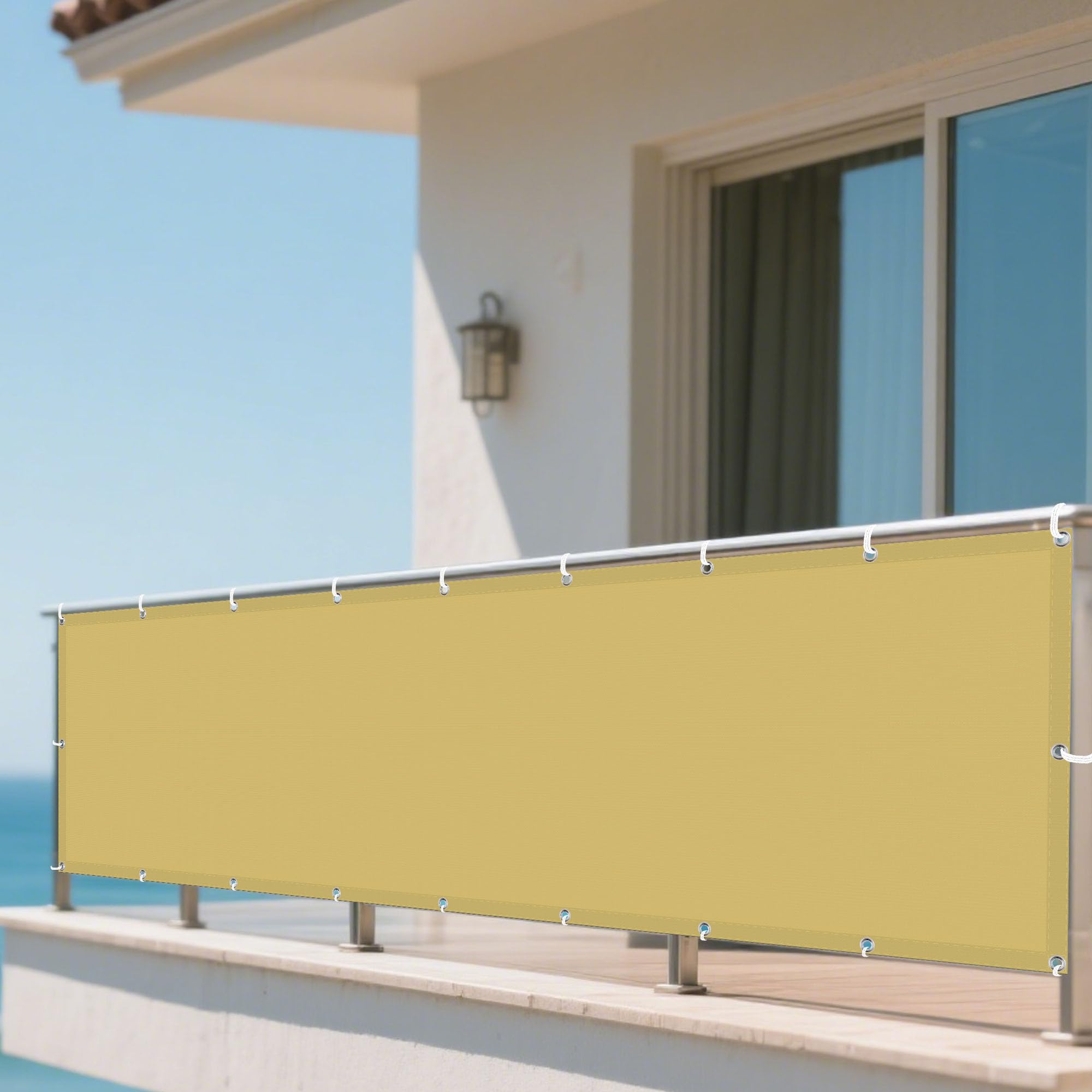 Voile d'ombrage jaune sable pour créer un coin d'ombre frais sur le balcon