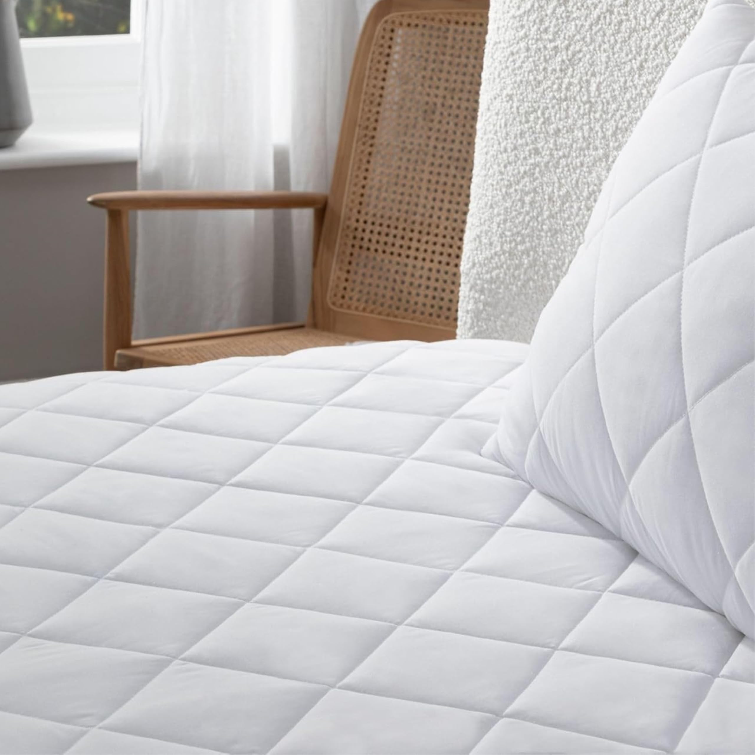 The Fine Bedding Company Allergy Defence Mattress Protector – Double Bed Mattress Protector with 4-in-1 Allergen Protection, HeiQ Allergen Tech, Hypoallergenic and Washable – Double