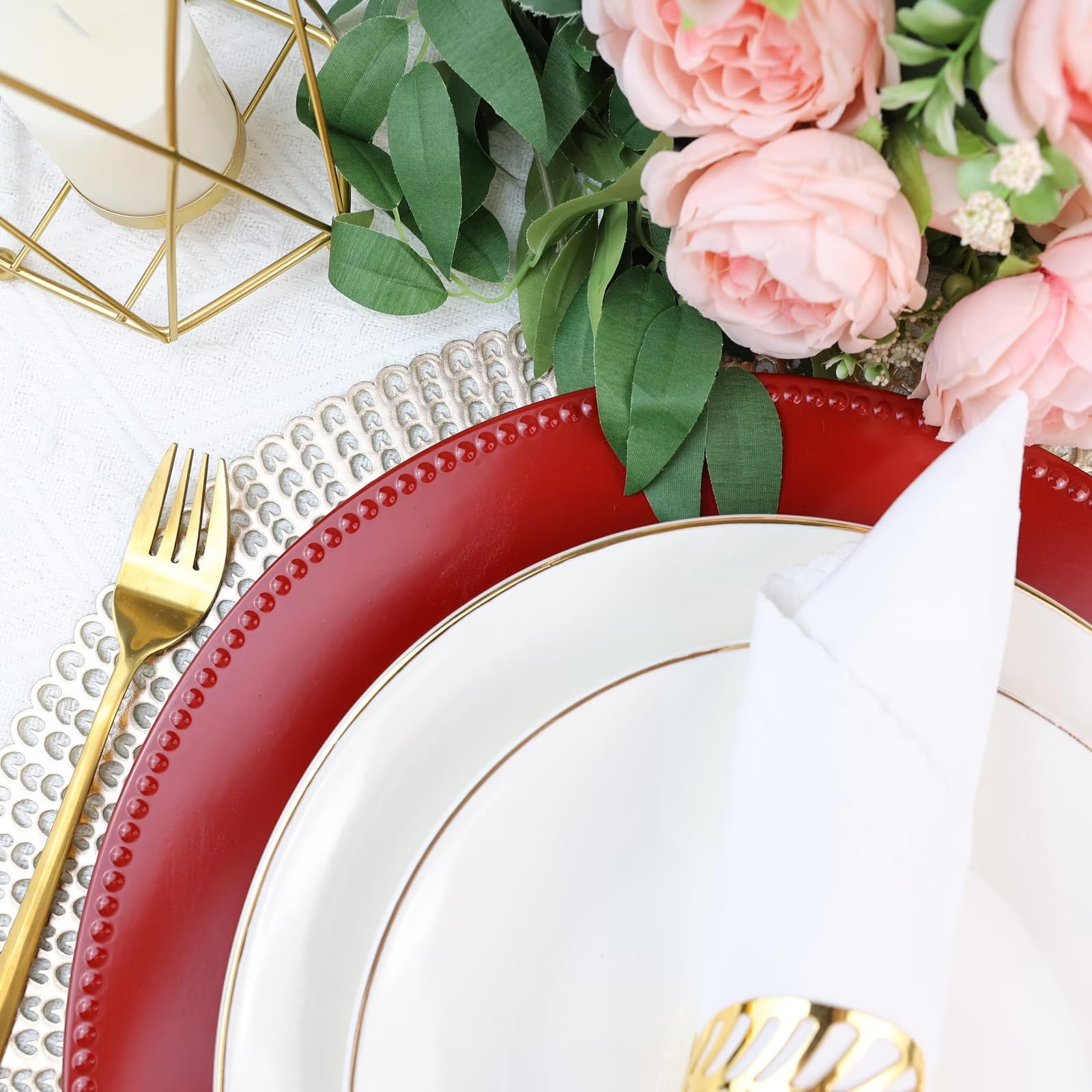 Juego de 12 platos de carga rojos con cuentas. Cargadores de mesa de plástico reutilizables de 13 pulgadas para platos llanos