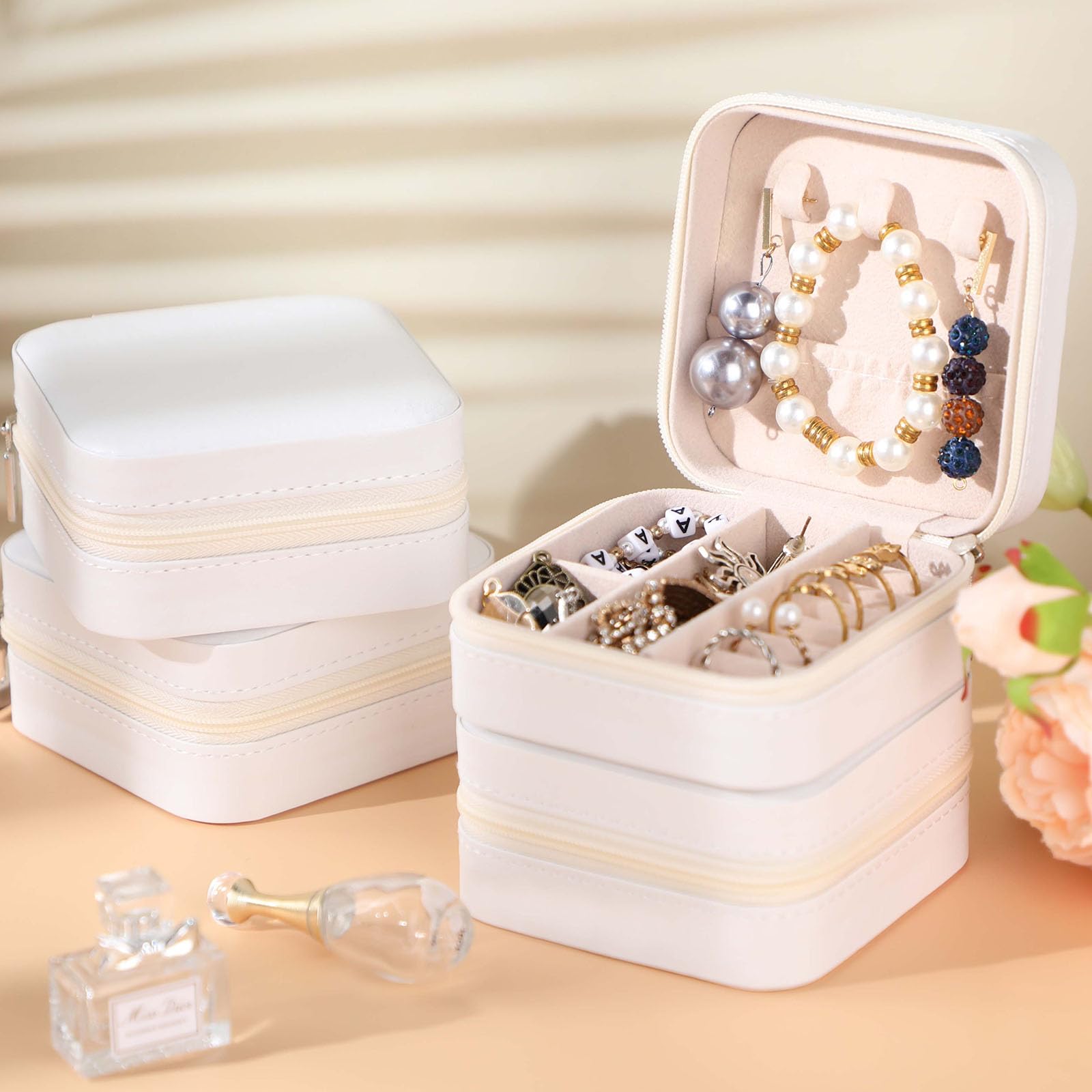 Canlierr Petites boîtes à bijoux de voyage en cuir synthétique pour femmes et filles, boîtes cadeaux portables pour bagues (blanc, 24 pièces)