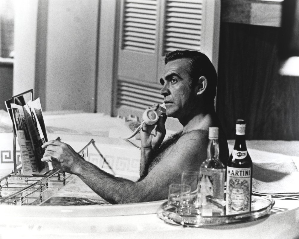 Amazon.co.jp: お風呂に入ったショーン・コネリー 写真プリント (10 x