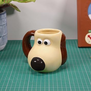 Half Moon Bay | Wallace & Gromit | Gromit Shaped Mug | 3D Ceramic Coffee & Tea Cup | Large 500ml Capacity | Official Aardman Merchandise | Novelty Collectible Everyday Gift | 3D Shaped Coffee Cup