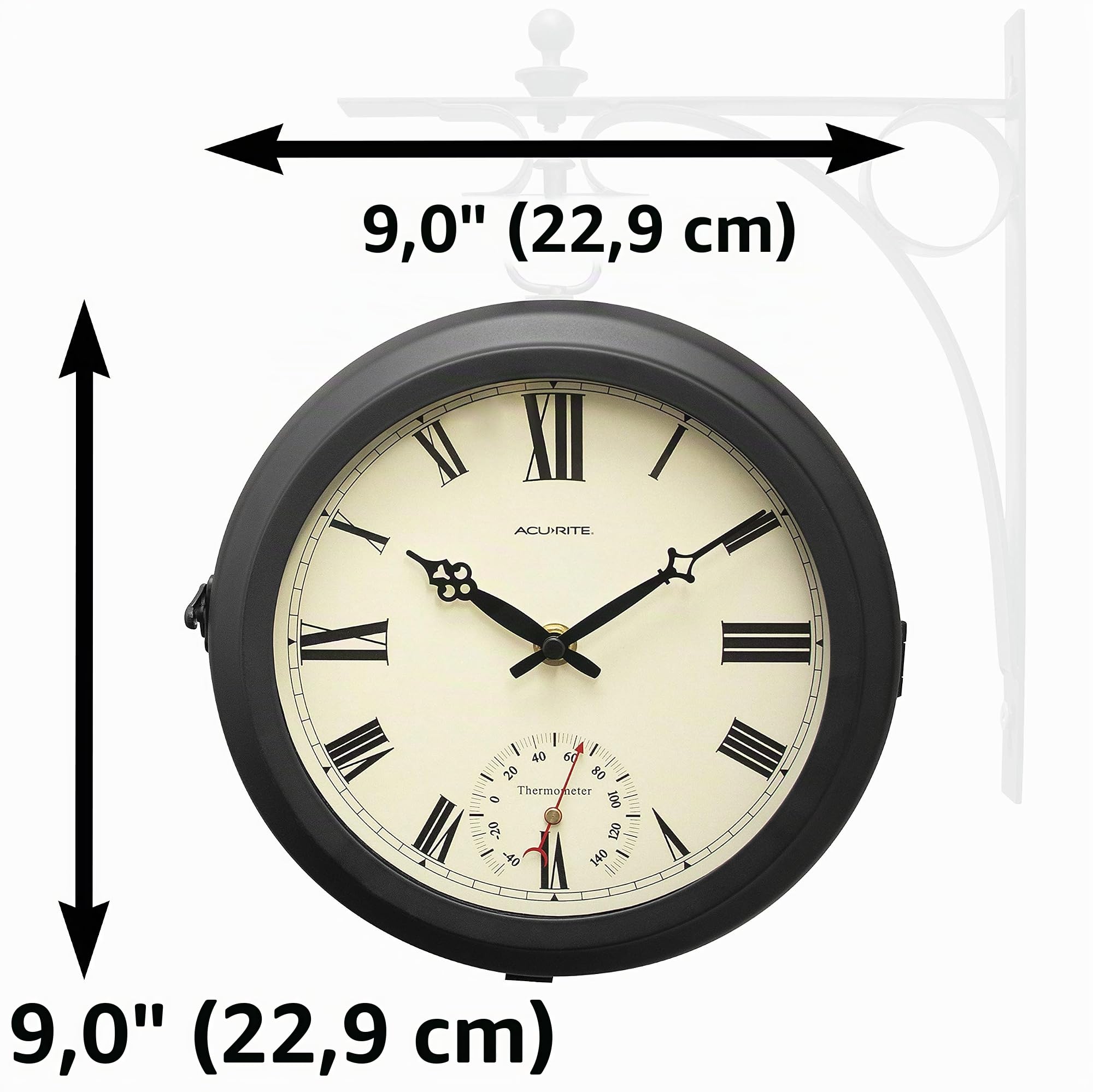 AcuRite 75140M Große doppelseitige Hängeuhr für drinnen und draußen mit 360-Grad-Drehfunktion, Eisenrahmen, Glaslinse, Quarzkristall-Uhrwerk, wetterfestes hochwertiges Thermometer, 23 cm, Schwarz