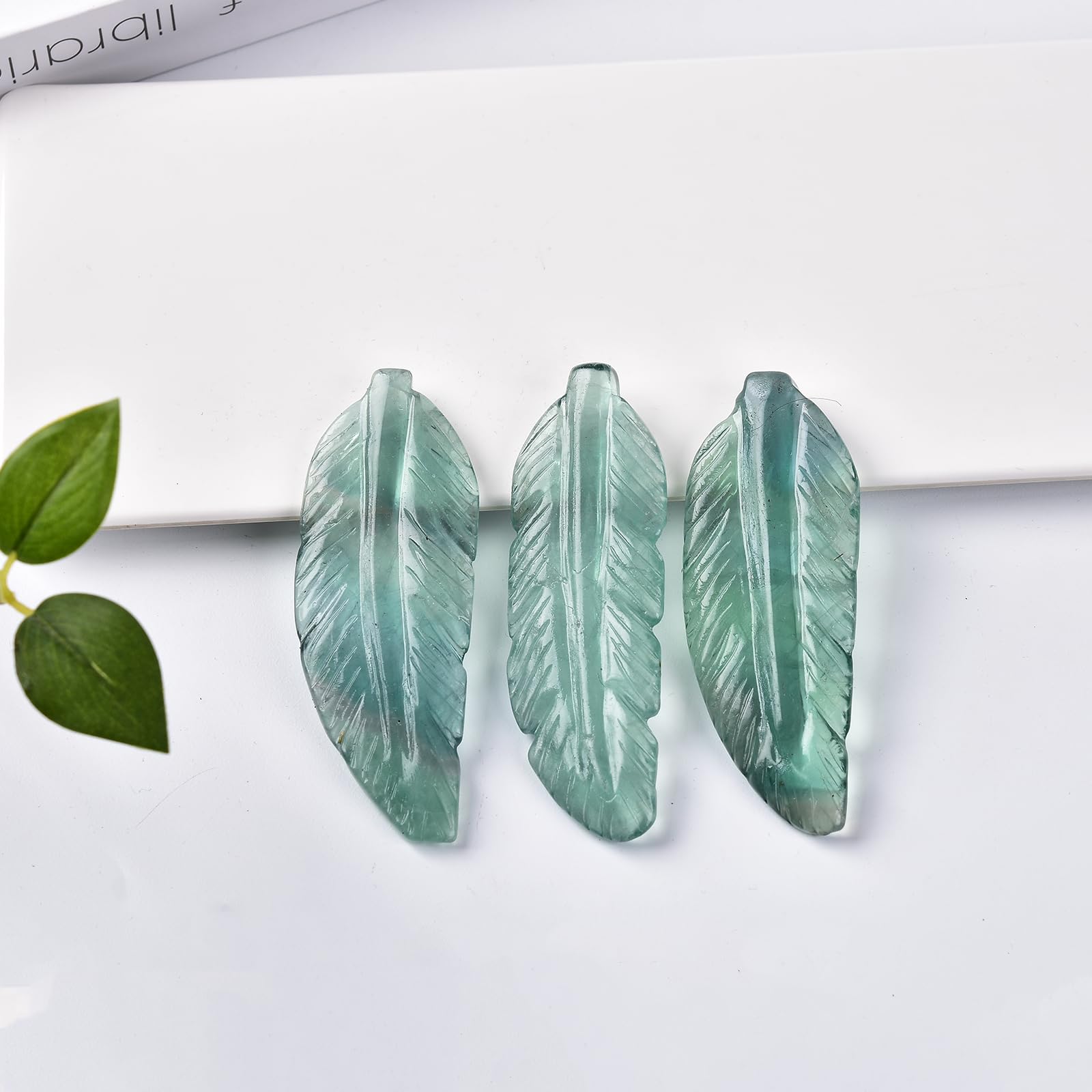 JIC Gem Lot de 2 cristaux de fluorite verts décoratifs sculptés à la main en forme de plume - Pierre précieuse de quartz vert - Décoration d'intérieur - Reiki - Équilibre énergétique