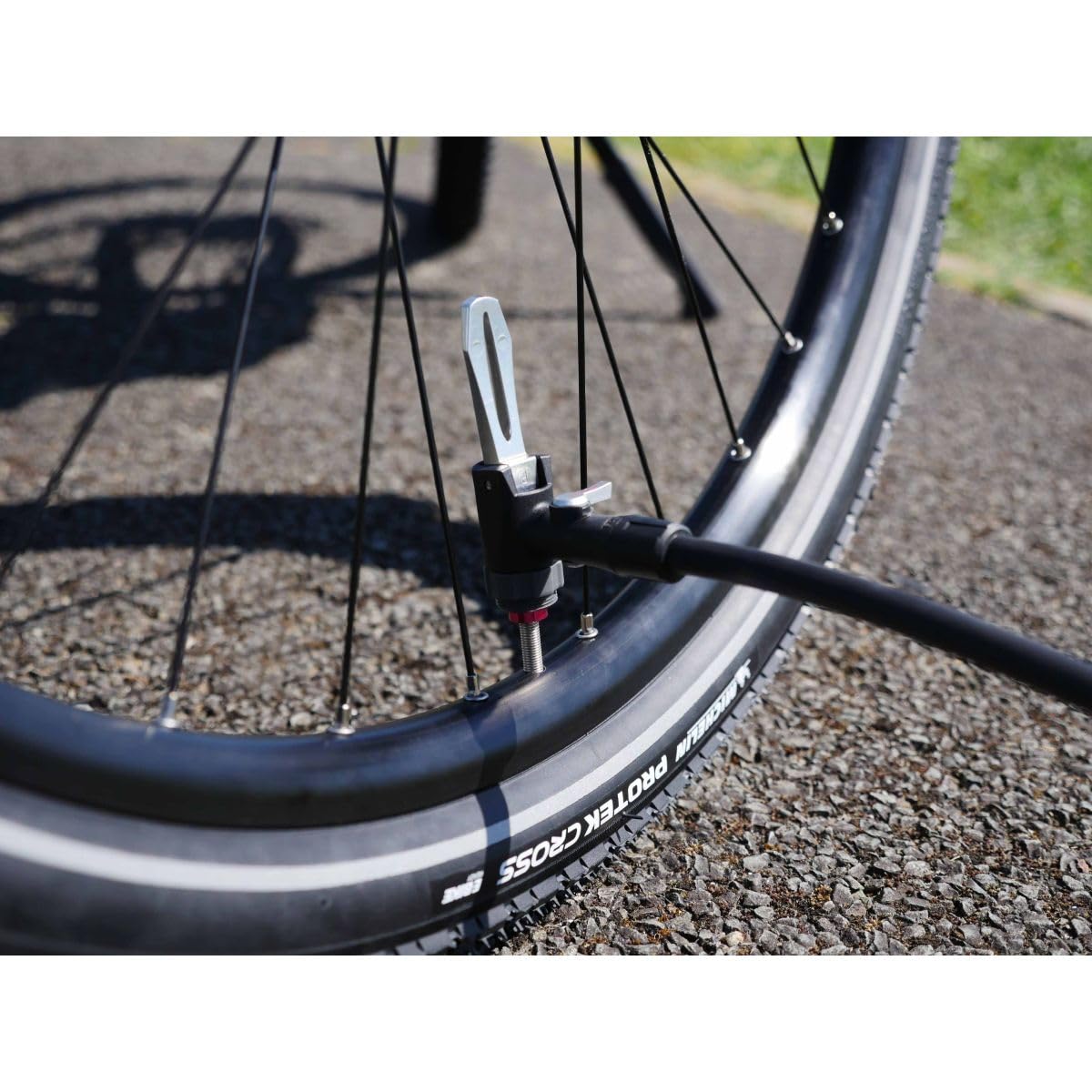 MICHELIN - Pompe à Pied avec compresseur AIR Tank TUBELESS - Double Fonction pour pneus tubeless et avec Chambre à air - Manomètre analogique - Corps en Acier - Compatible valves Presta/Schrader