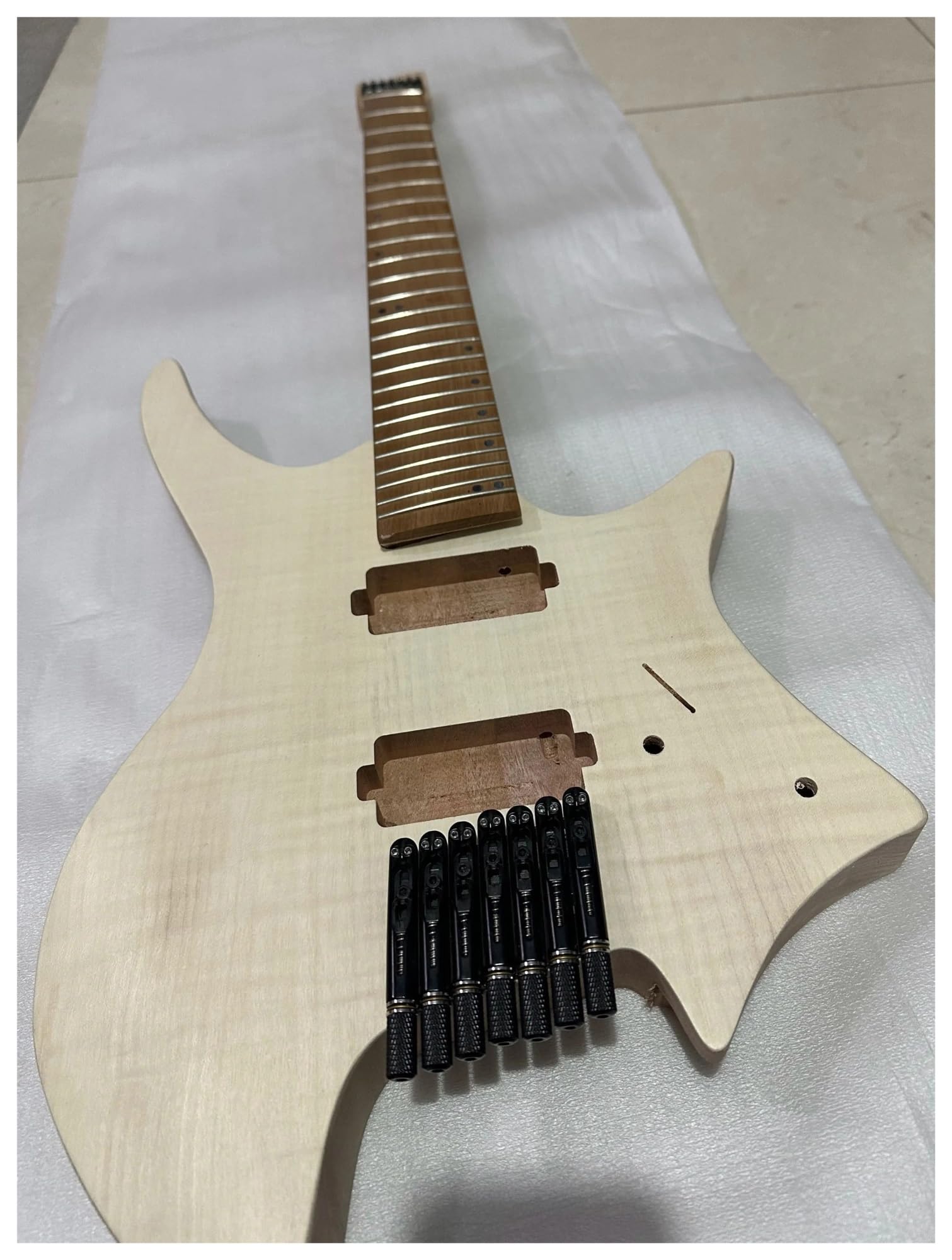 Kit de guitare électrique sans tête à 7 cordes, corps et manche en acajou, manche en érable rôti, touche en érable avec pont et écrou supérieur