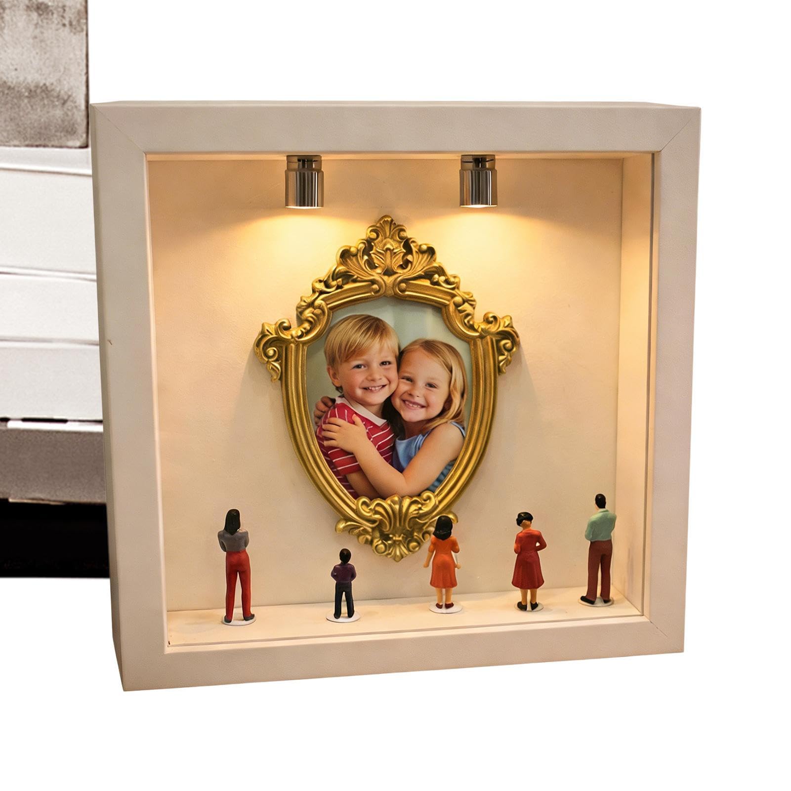 Boîte de présentation de souvenirs dorée avec cadres photo DIY