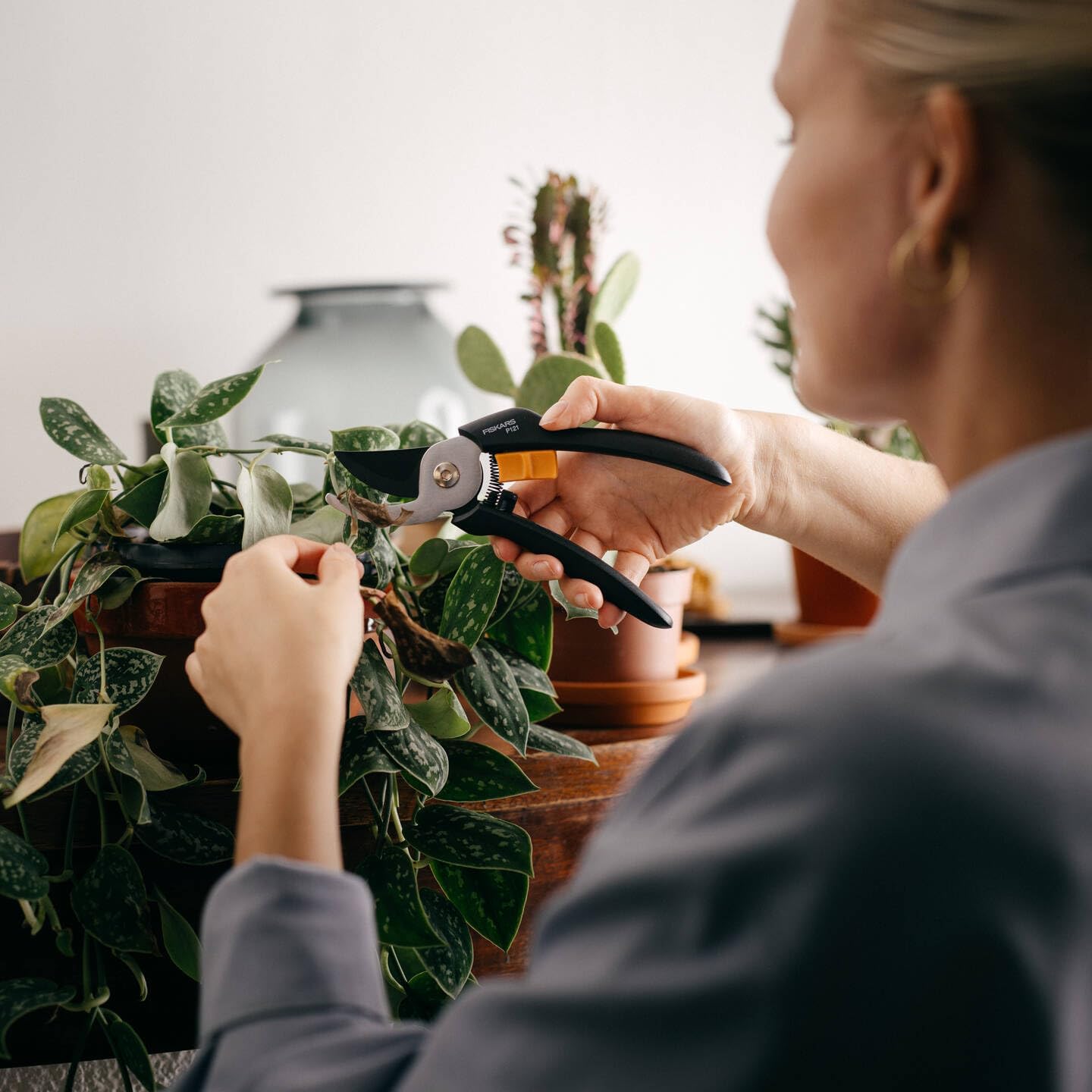 Fiskars bypass pruning shears for fresh branches and twigs, non-stick coated, steel blades/FibreComp handles, black/orange, Solid, P121, 1057160