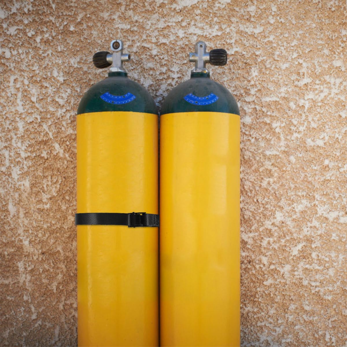 FRCOLOR Propangastankhalterung mit Sicherheitskette Gaszylinder Robuste Kunststoffkonstruktion Flexibel Einsetzbar als Gasflaschenfuß und Flaschenträgerständer