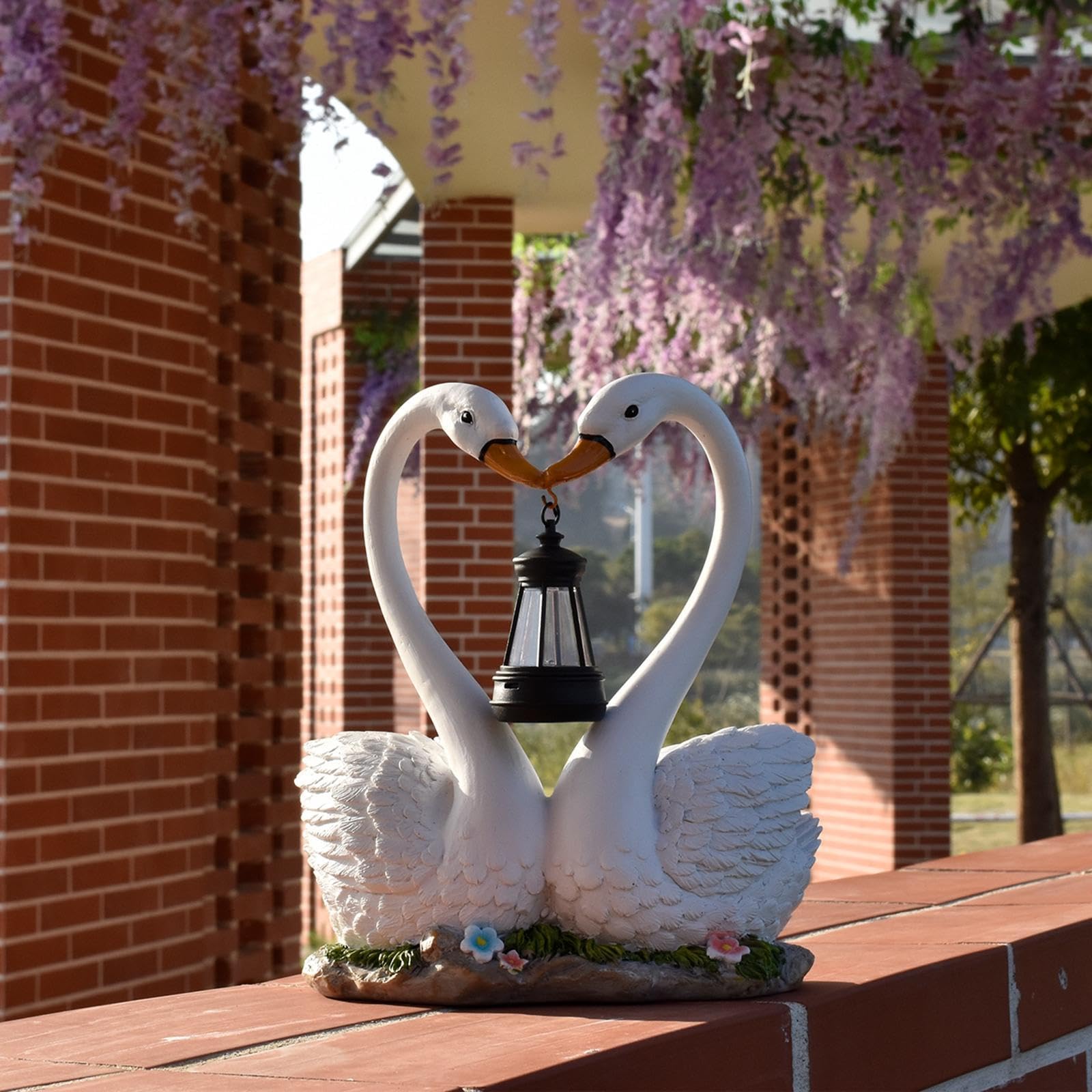 Statua da Giardino a Forma di Cigno con Lanterna Solare Ornamentale per Cortile