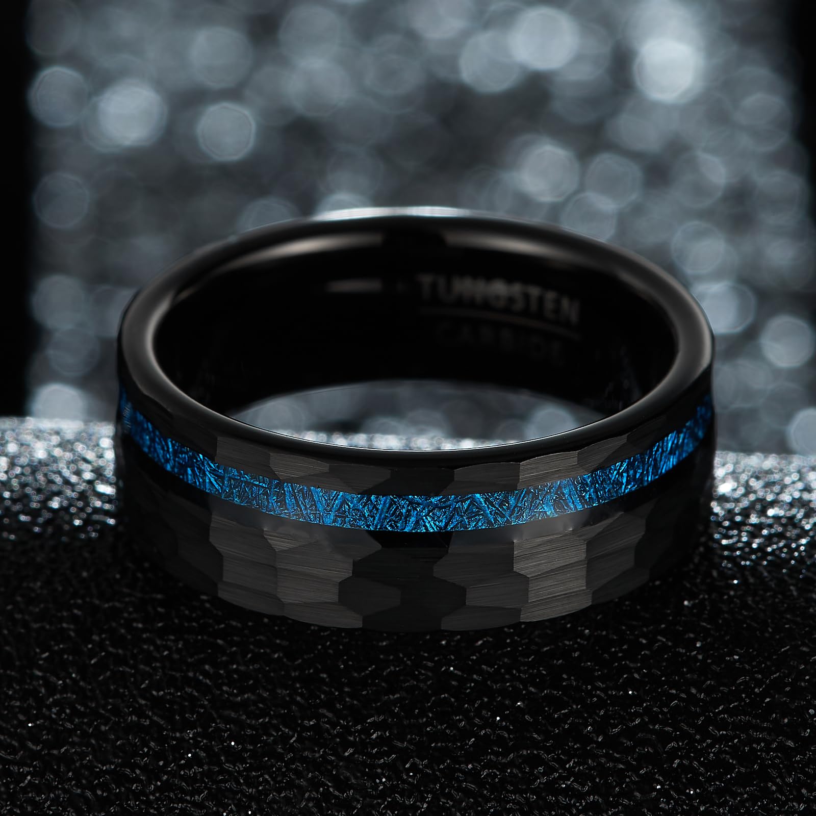 Anello Nuziale Uomo in Tungsteno Martellato Larghezza 8mm con Intarsio in Fibra Blu Intrecciata (Misura USA)