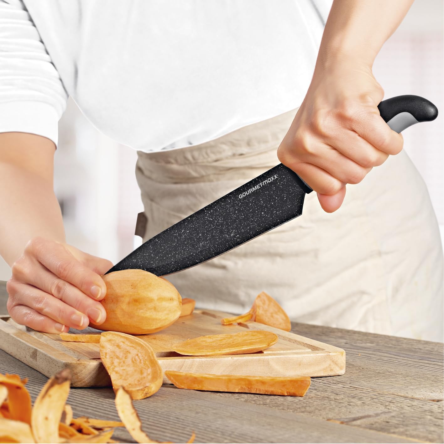 GOURMETmaxx Set di 4 coltelli da cucina con manici gommati, coltello da cucina con rivestimento antiaderente per una facile pulizia, incluso coltello per pane, pelatura e trinciatura [nero/grigio