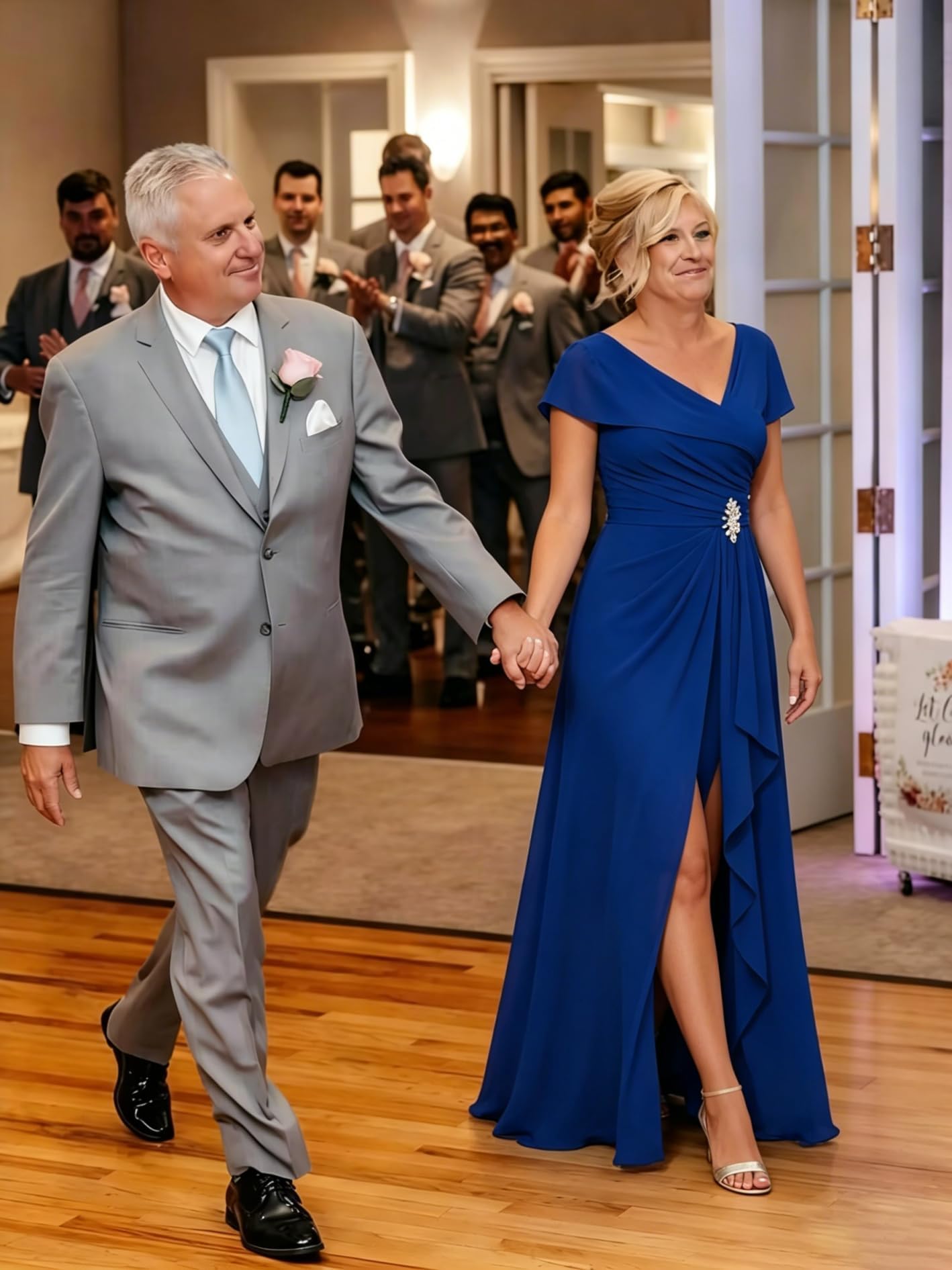 Brautmutterkleider aus Chiffon, A-Linie, Kurze Ärmel, asymmetrischer V-Ausschnitt mit formelles Abendkleid zur Hochzeit
