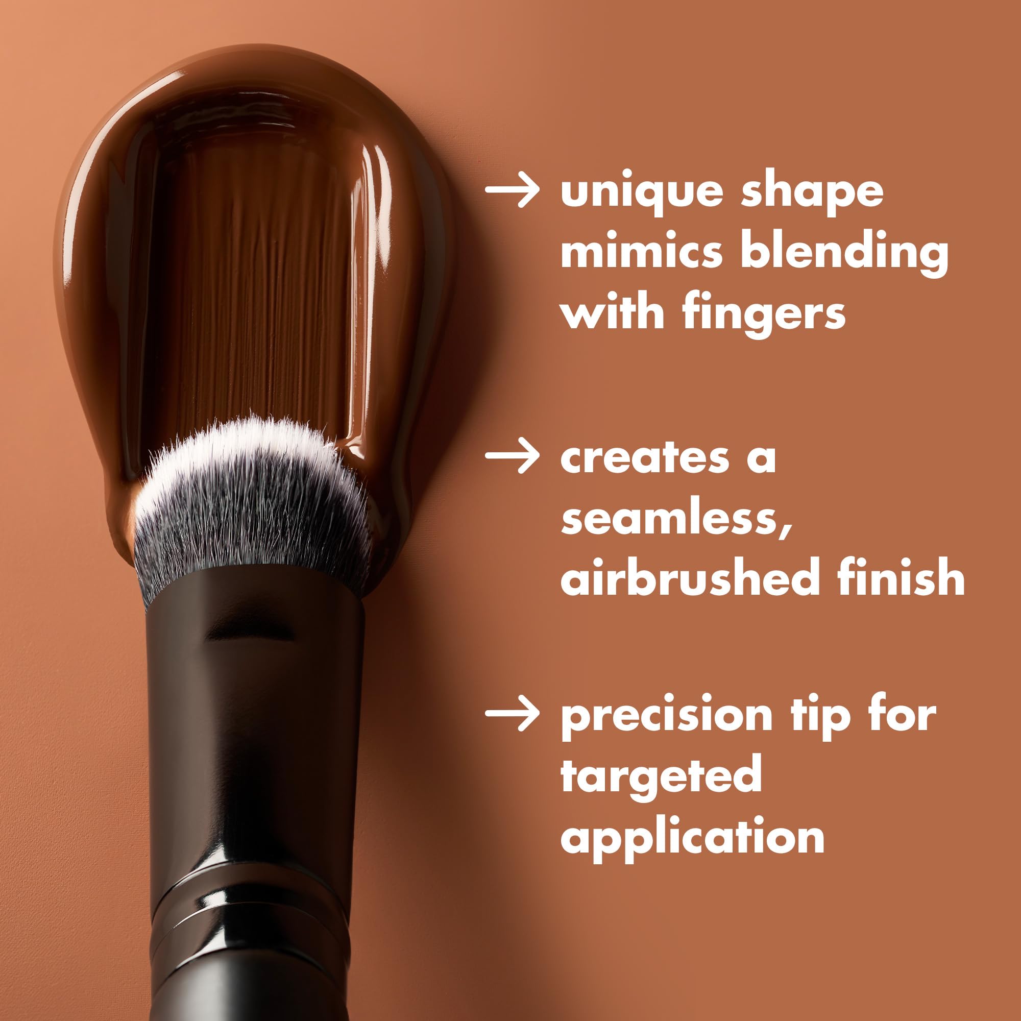 Tap & Blend Concealer Brush di e.l.f., pennello con punta di precisione, copre imperfezioni e macchie scure creando un finish effetto aerografato, sintetico, vegano e non testato sugli animali