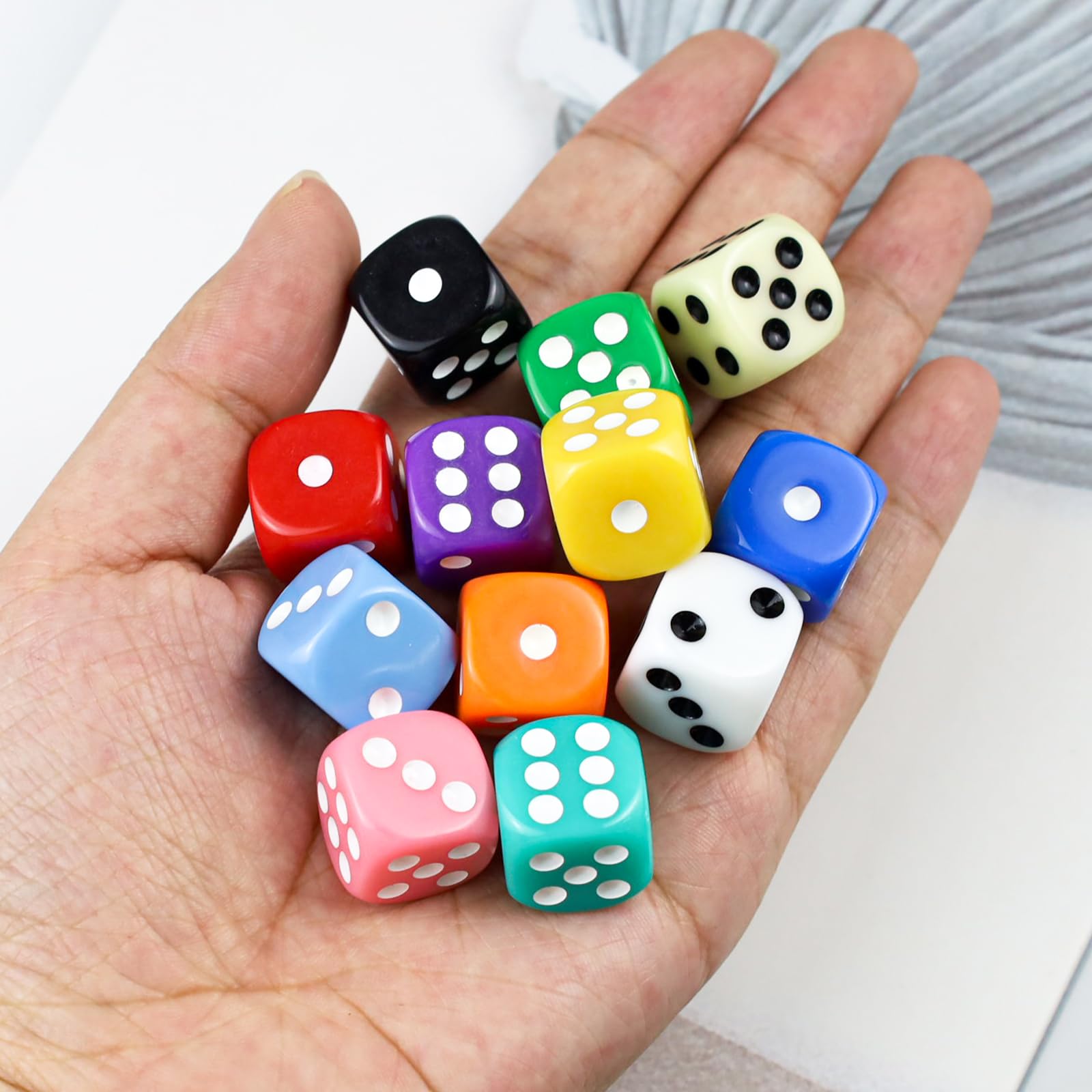 Würfel 12 Stücke, Bunte Würfel Set, 14mm Farbwürfel 6 Seitige, Spielwürfel für Tischkartenspiele, Acrylwürfel 12 Farben, Würfel mit Box, für Matheunterricht, Tischspiele, Party
