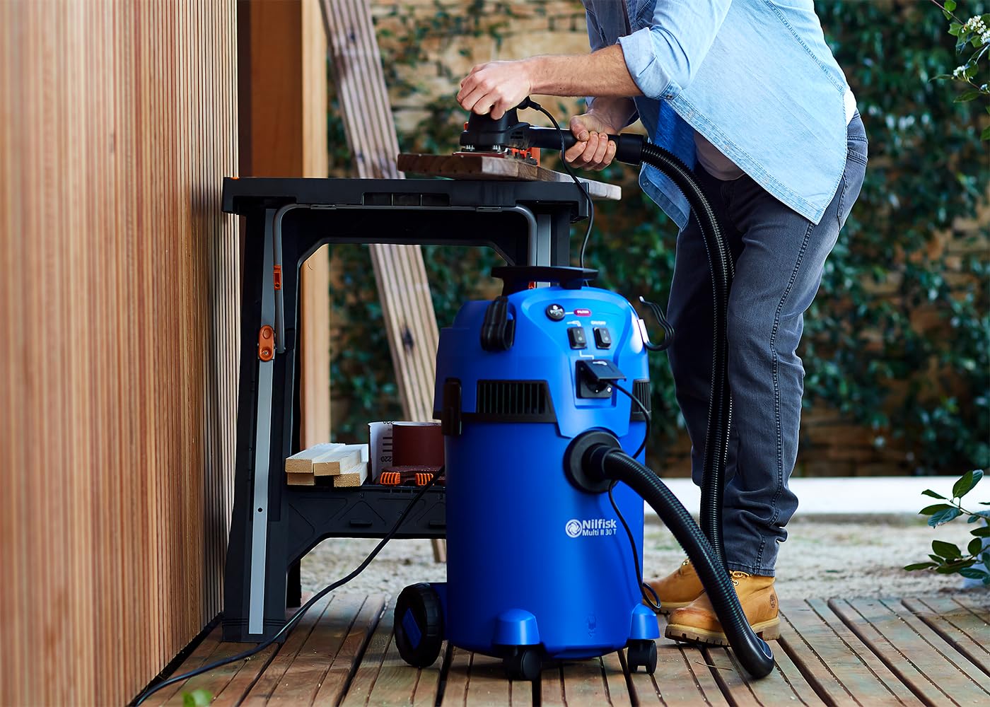 Nilfisk Multi II 30L T Aspirateur Eau et Poussière avec Prise Électrique pour la Maison, Jardin et Voiture (1400 W)