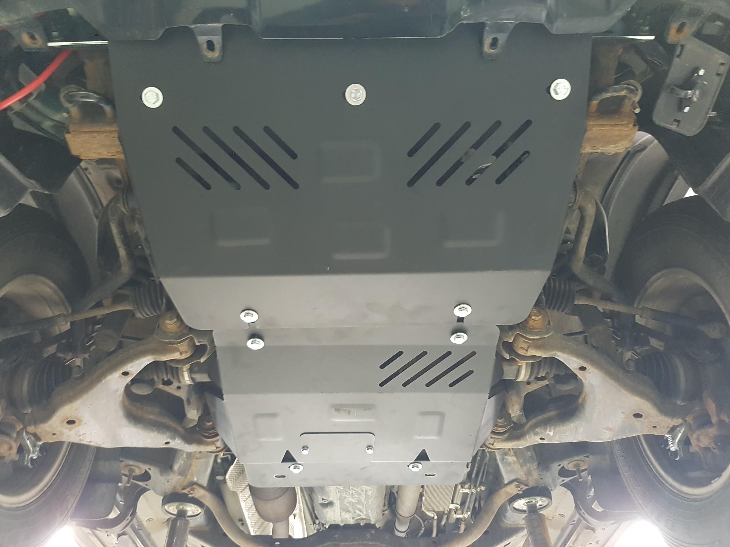 Protección metálica bajo motor compatible con Toyota Land Cruiser J120 (2002-2009)