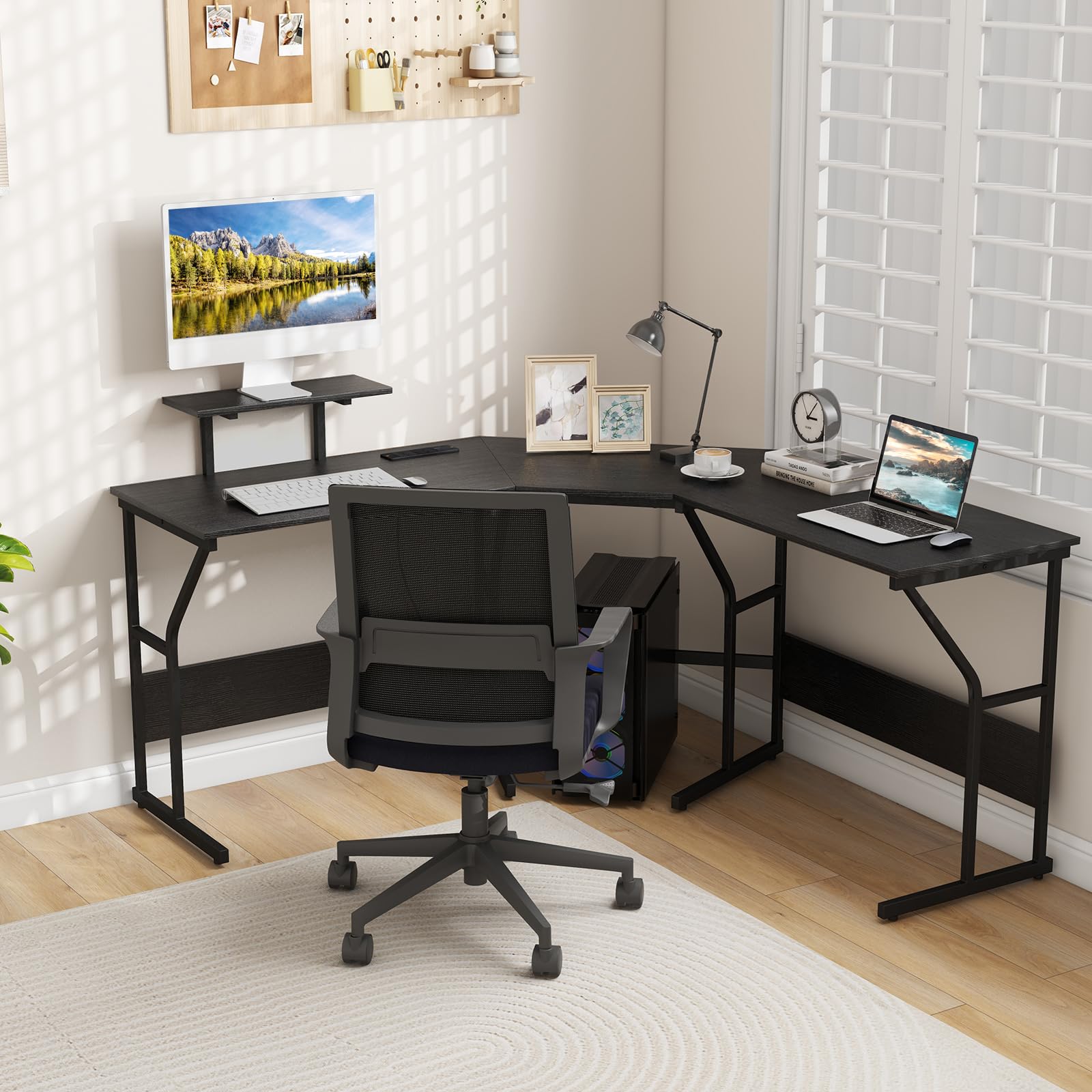 GYMAX Scrivania per Computer a L con Stazione di Ricarica, Tavolo Trasformabile Angolare con Supporto per Monitor, per 2 Persone, Postazione di Lavoro con Telaio in Metallo (Nero)