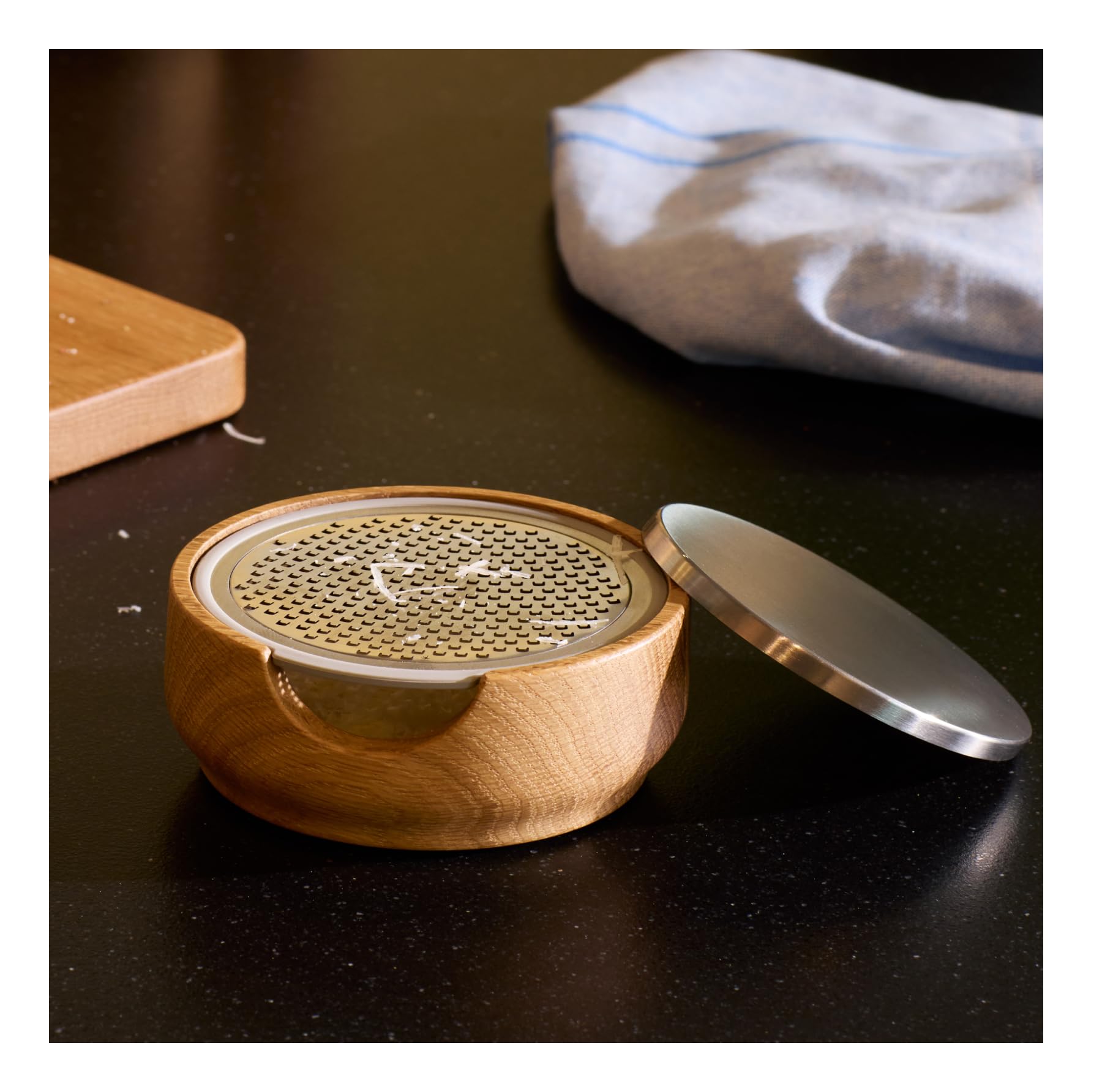 Crushgrind Champagne Küchenreibe aus Holz & Edelstahl | Design Käsereibe aus hochwertigen, nachhaltigen Materialien | Parmesamreibe mit Behälter | Reibe mit geätzte Stahloberfläche | 10 x 5,3 cm