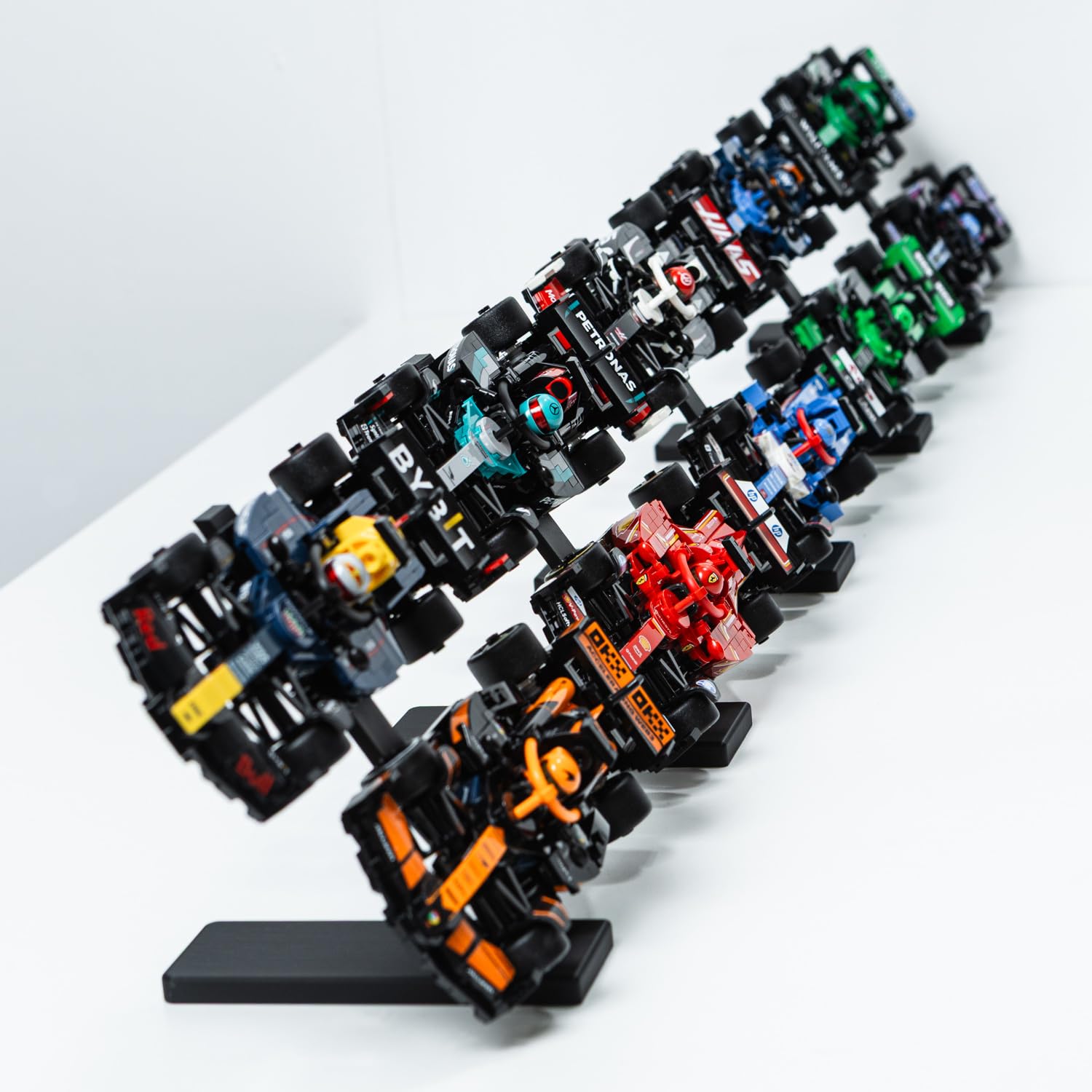 Speed Champions F1 Displayständer (5er-Pack) – Kompatibel mit LEGO Formel 1 Sets 76906 bis 76919 – Platz für 10 Autos – Vertikale Display-Erhöhungen für Rennwagen-Sammlung