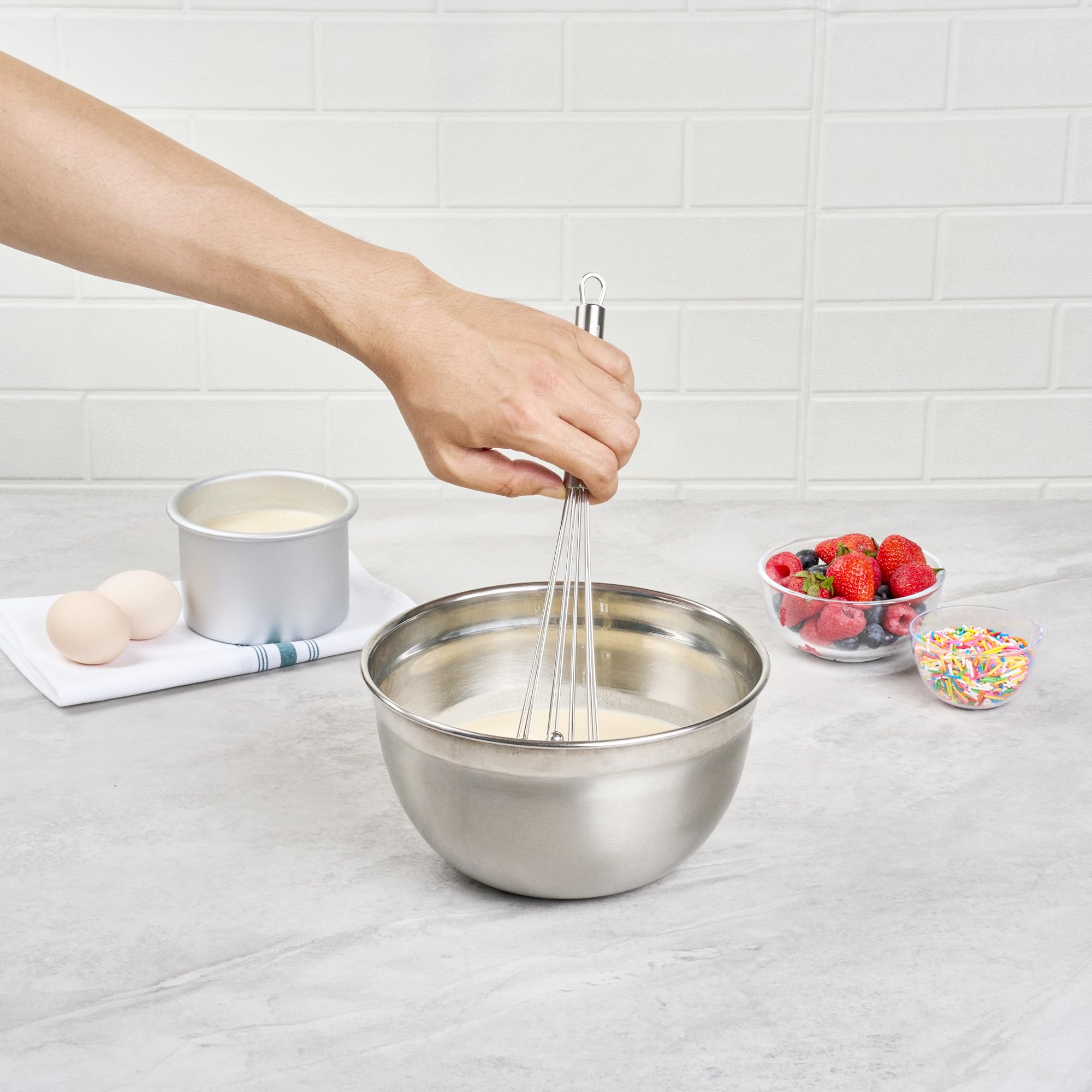 Restaurantware - Batidor de bola estándar alemán de 10.6 pulgadas, 1 batidor de cocina lavable en lavavajillas, mango ergonómico, duradero, batidor manual de huevos de acero inoxidable, adecuado para