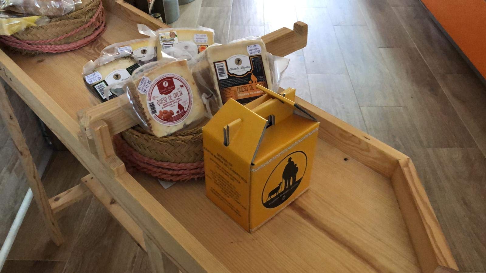 Pack Quesos en Cajita Selección con 5 variedades de Quesos 1 Kg