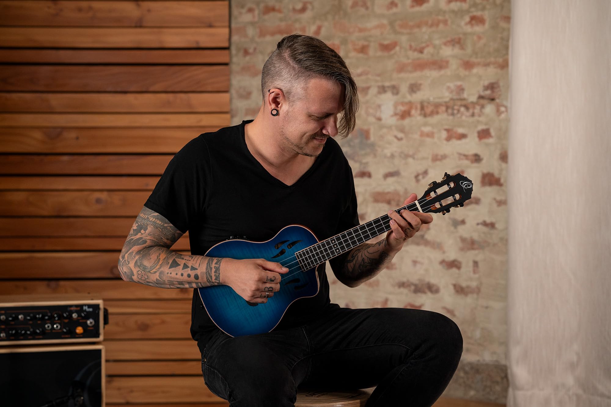 Ortega Guitars Tenor Ukulele Elektro-Akustisch – Massiver Korpus – Tourplayer Series – Inklusive Gig Bag – Geflammter Ahorn/Okoume, Blau (RTPX-U-FMA)