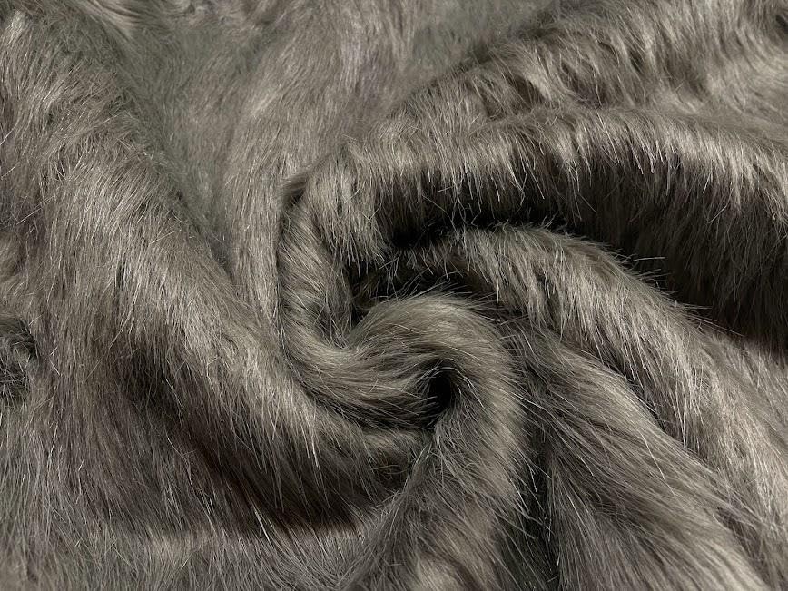 Tissu imitation fourrure gris souris pour coudre un plaid de salon cocooning et coussins doux