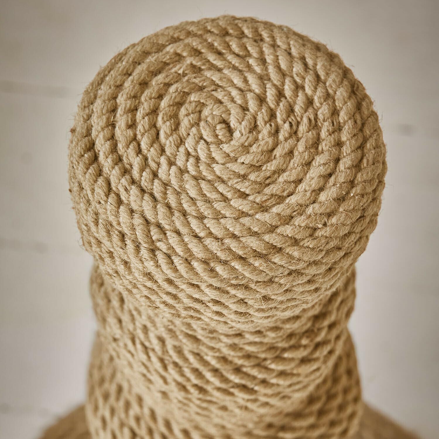 Loberon Kratzbaum Florévine - braun | Geschwungene Silhouette - mit Jute Umwickelt - mit Kleiner Sitzfläche - Katzenzubehör - Haustierkollektion