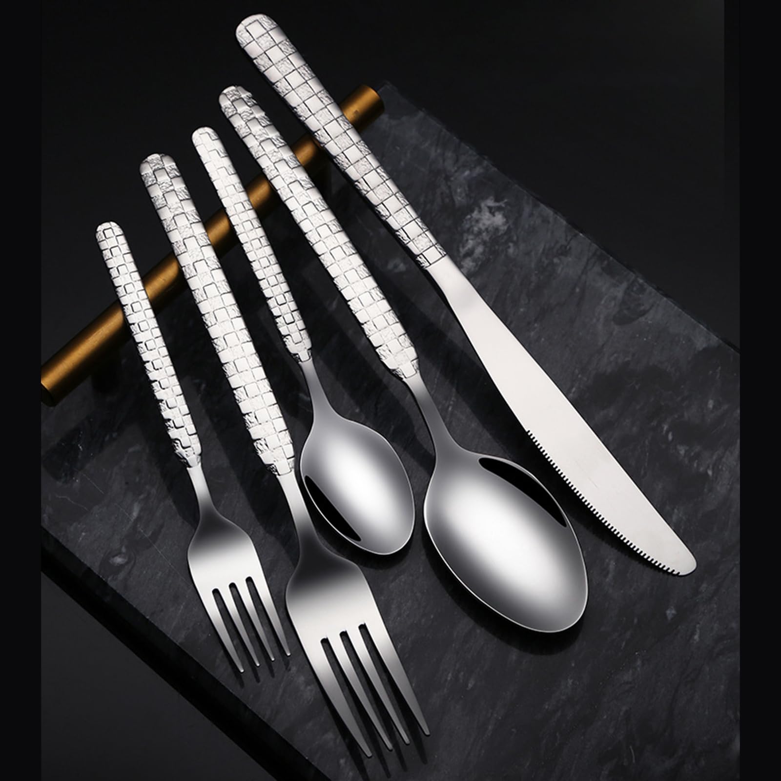 Ce Service de Couverts pour 16 Personnes Comprend Un Couteau de Table, Une Fourchette de Table, Une cuillère de Table et Une cuillère à Dessert, Le Tout en Acier Inoxydable martelé. Couleur