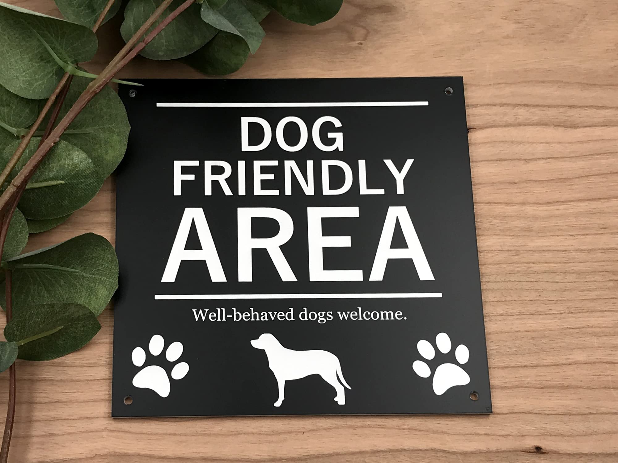 Panneau de zone adapté aux chiens – Gravé, audacieux, imperméable en acrylique Idéal pour les pubs, hôtels, cafés, parcs, parcs de vacances, utilisation intérieure et extérieure. Expédié dans le monde