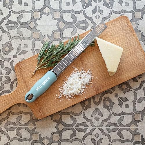Vista 18 de Microplane Premium Classic Series Rallador 18/8 de acero inoxidable, para limón queso, verduras, cítricos, queso parmesano, ajo, jengibre, nuez Negro