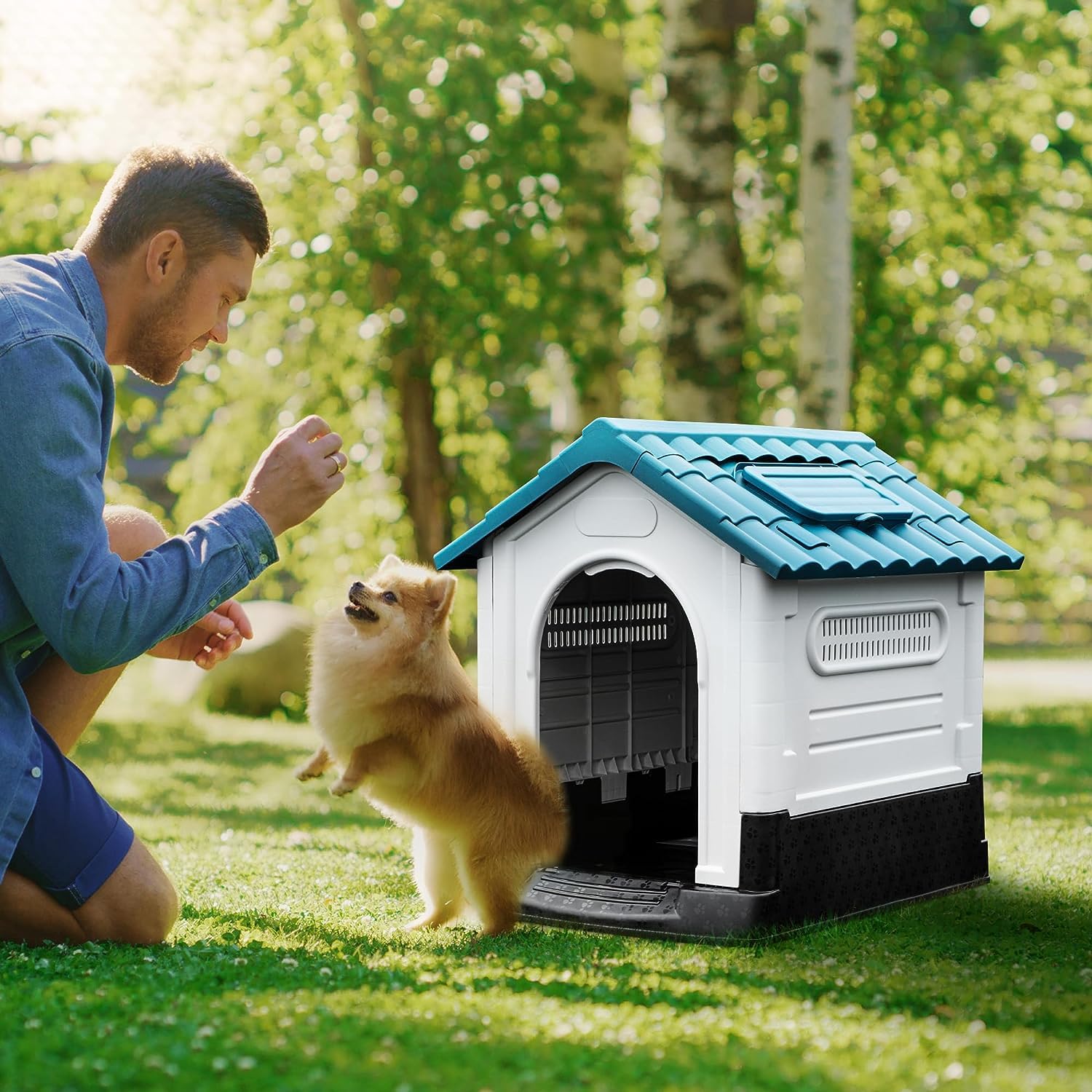 Lanco - Caseta para Perros Pequeños con Techo corredizo Regulable. Uso Interior y Exterior con ventilación. Material Resistente. 68x55x66cm. Azul y Blanco.
