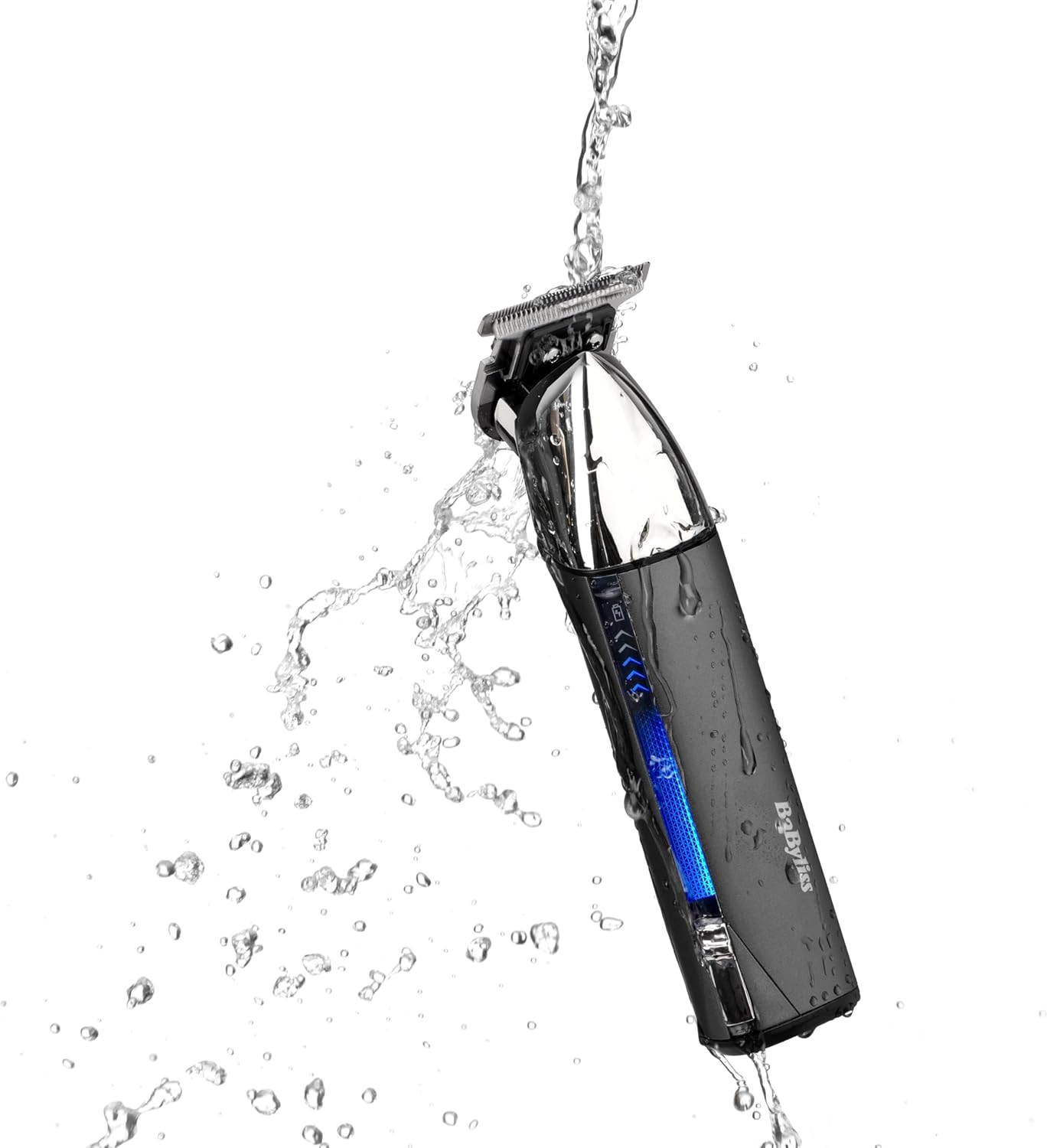 BaByliss T996E trimmer skylles under rindende vand, hvilket demonstrerer dens vandtætte funktion.