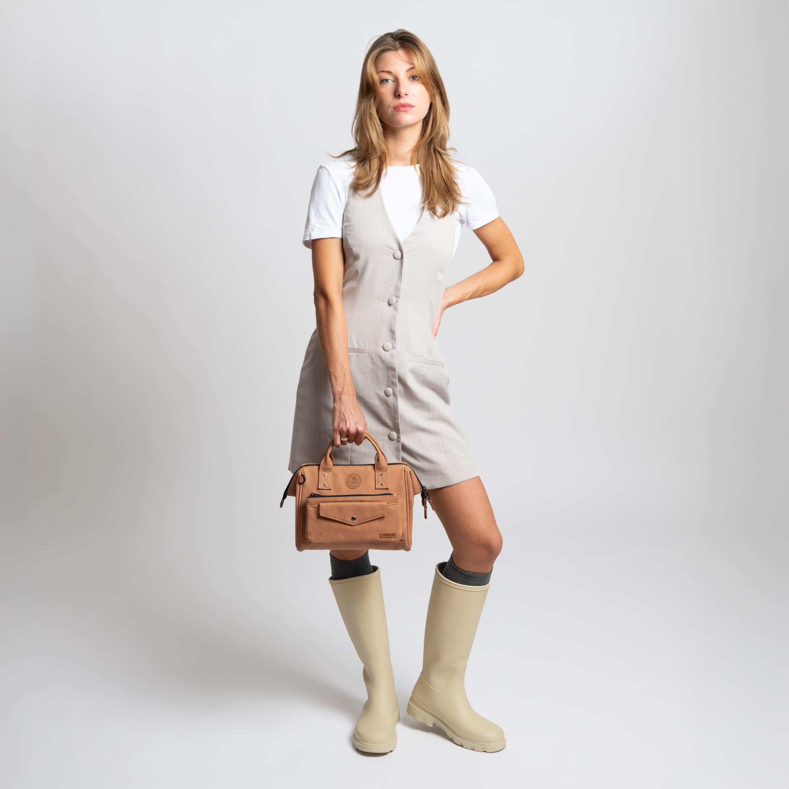 Cabaïa Crossbody Umhängetasche Adventurer Medium (5,8L) - Damen Handtasche - Verstellbarer Schultergurt & Weitwinkelöffnung - Vegan & Wasserabweisend - Ideal für Alltag, Stadt & Reise