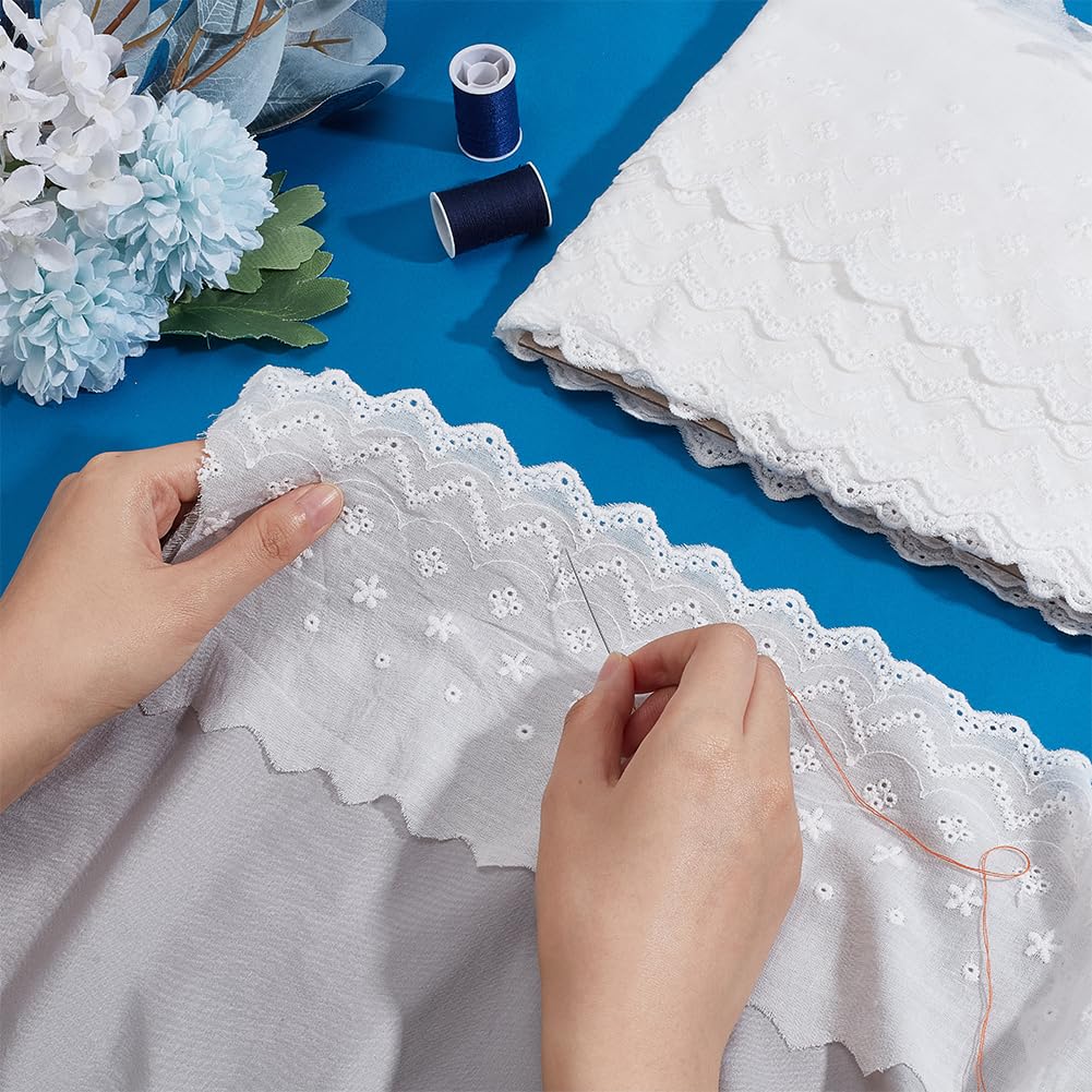 MAYJOYDIY 13.7 m×13 cm Weißes Baumwoll Ösen Spitzenband Mit Blumenmuster Gewellter Rand Florale Stickerei Nähbesatz Rüschen Spitzenbesatz Für Kissen Puppen Haustiere Kleidung Taschen Nähen