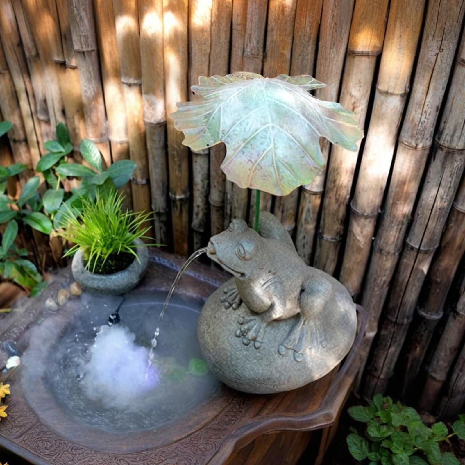 Generico Statua Della Fontana Dello Sputatore Del Laghetto Degli Animali - Caratteristica Dell'acqua All'aperto E Presa For La Circolazione Dell'acqua Del Laghetto Dei Pesci